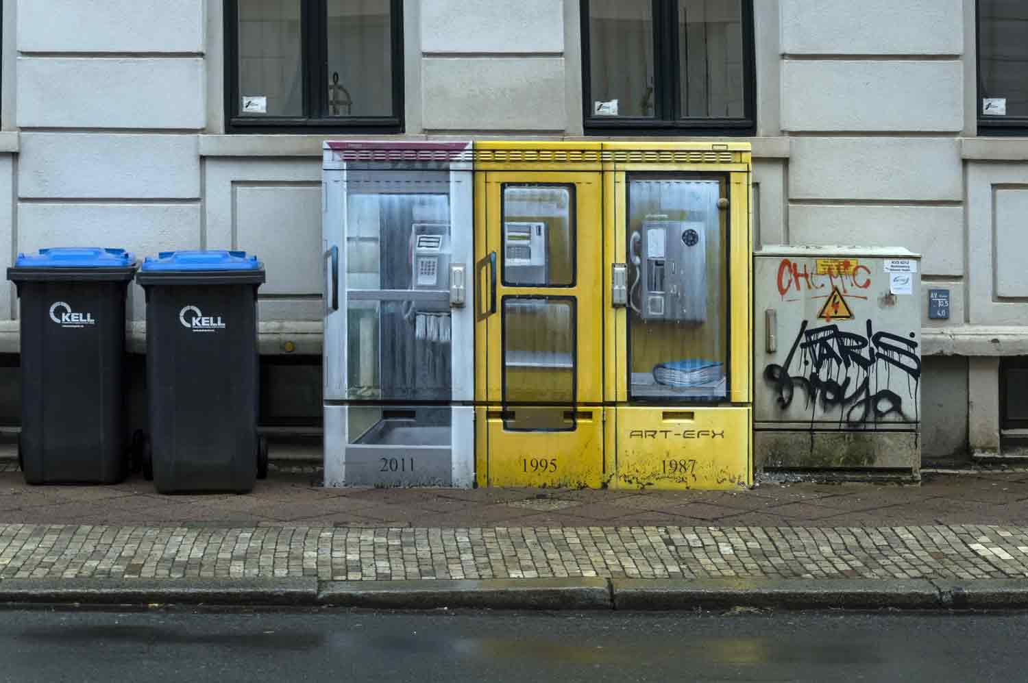Telefonzellen als Straßenkunst