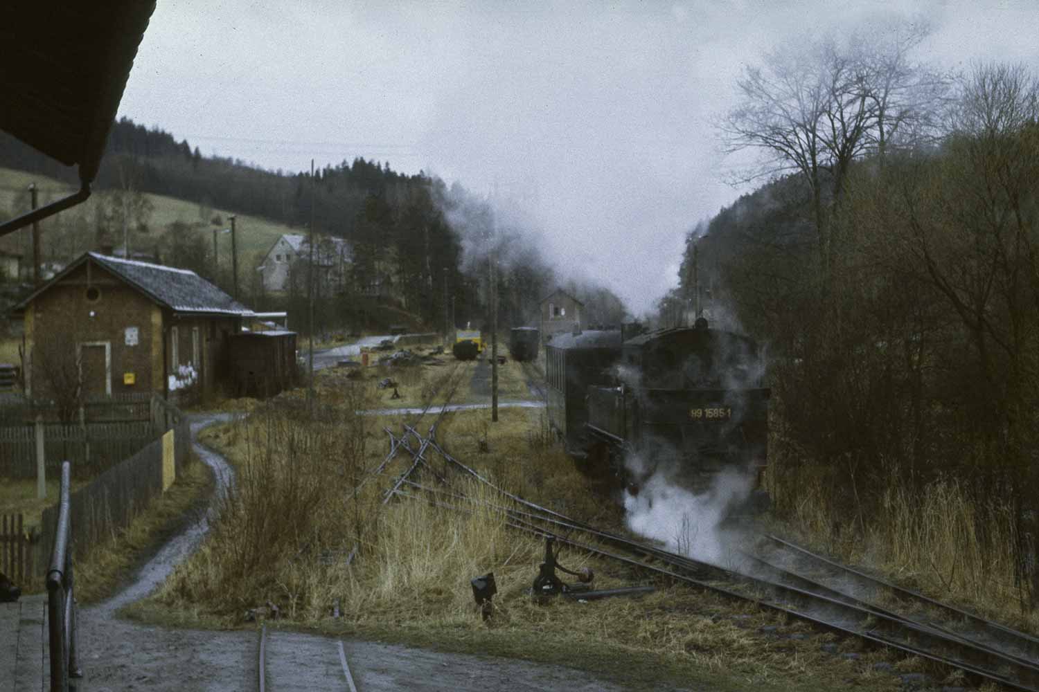 99 1585 auf Rangierfahrt im Bahnhof Steinbach Rangierfahrt in Steinbach