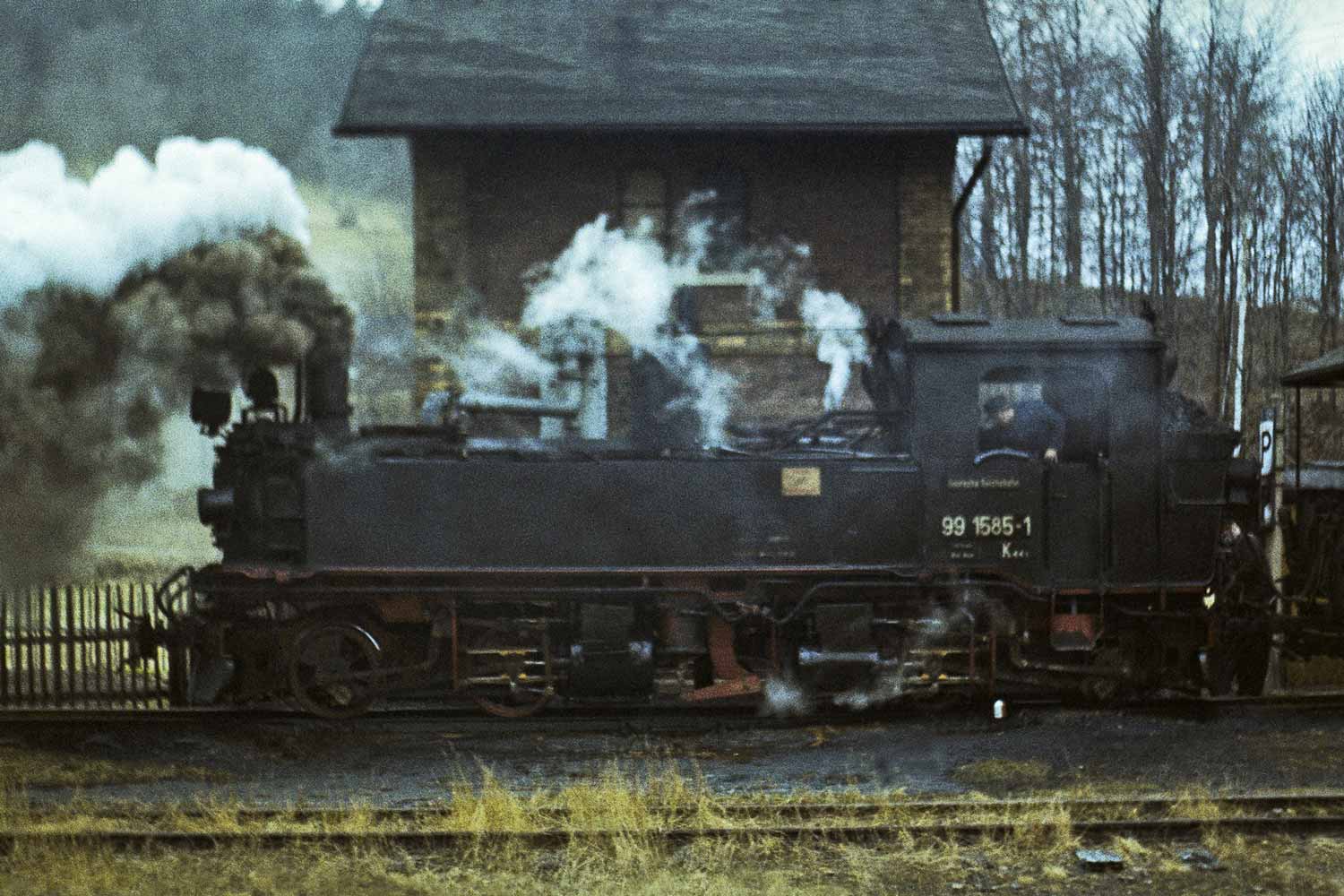 99 1585 beim Wasserhalt in Steinbach Lok am Wasserhaus