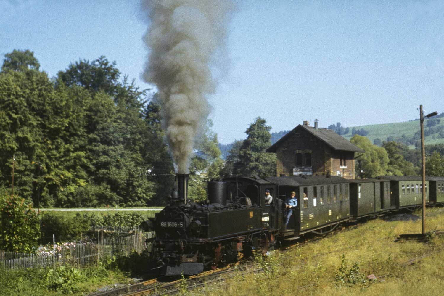 99 1606 fährt mit Personenzug nach Jöhstadt aus Schmalspurzug in Steinbach