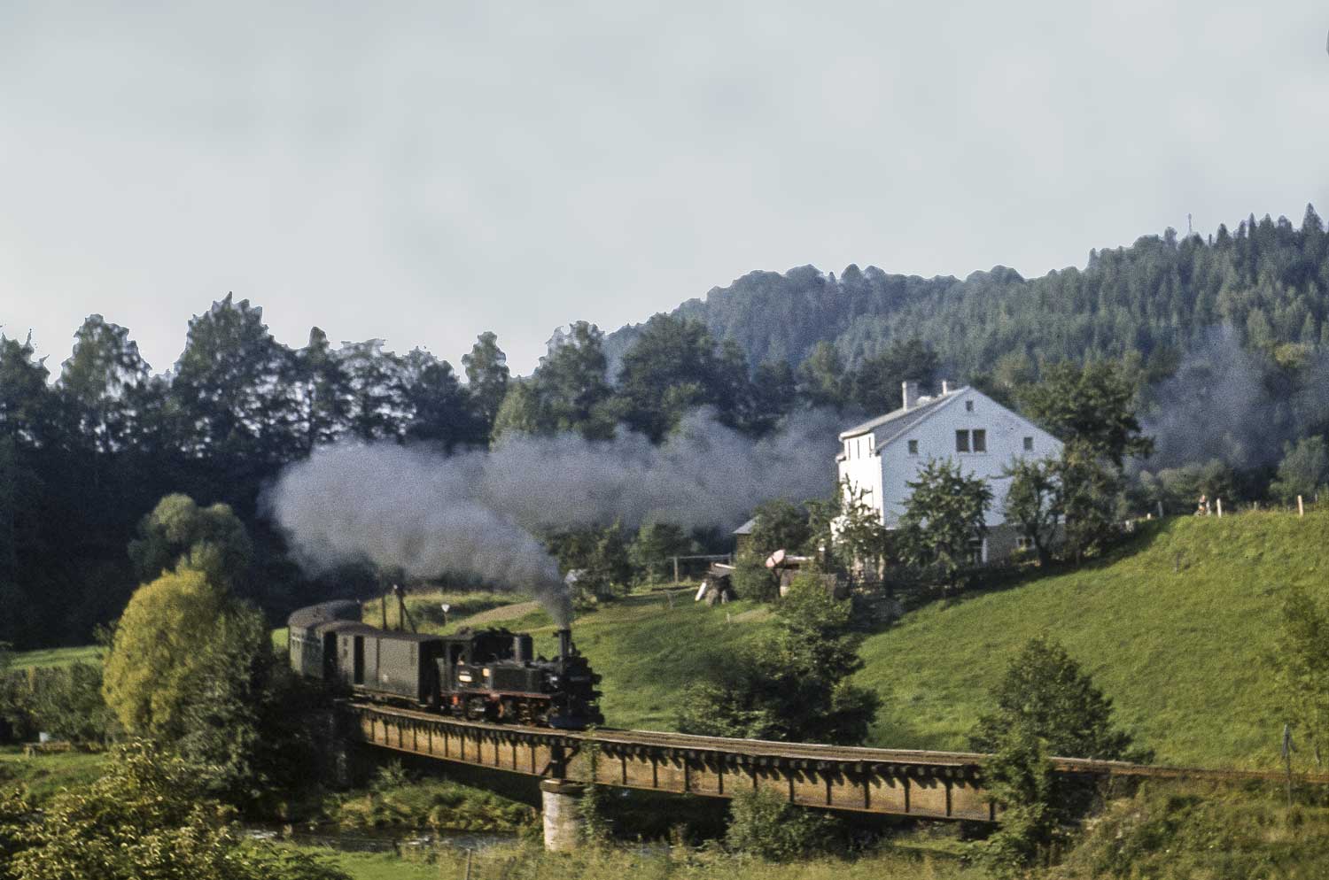 99 1606 mit letztem Personenzug des Tages im im Sommer 1983 nach Jöhstadt Schmalspurzug auf Brücke