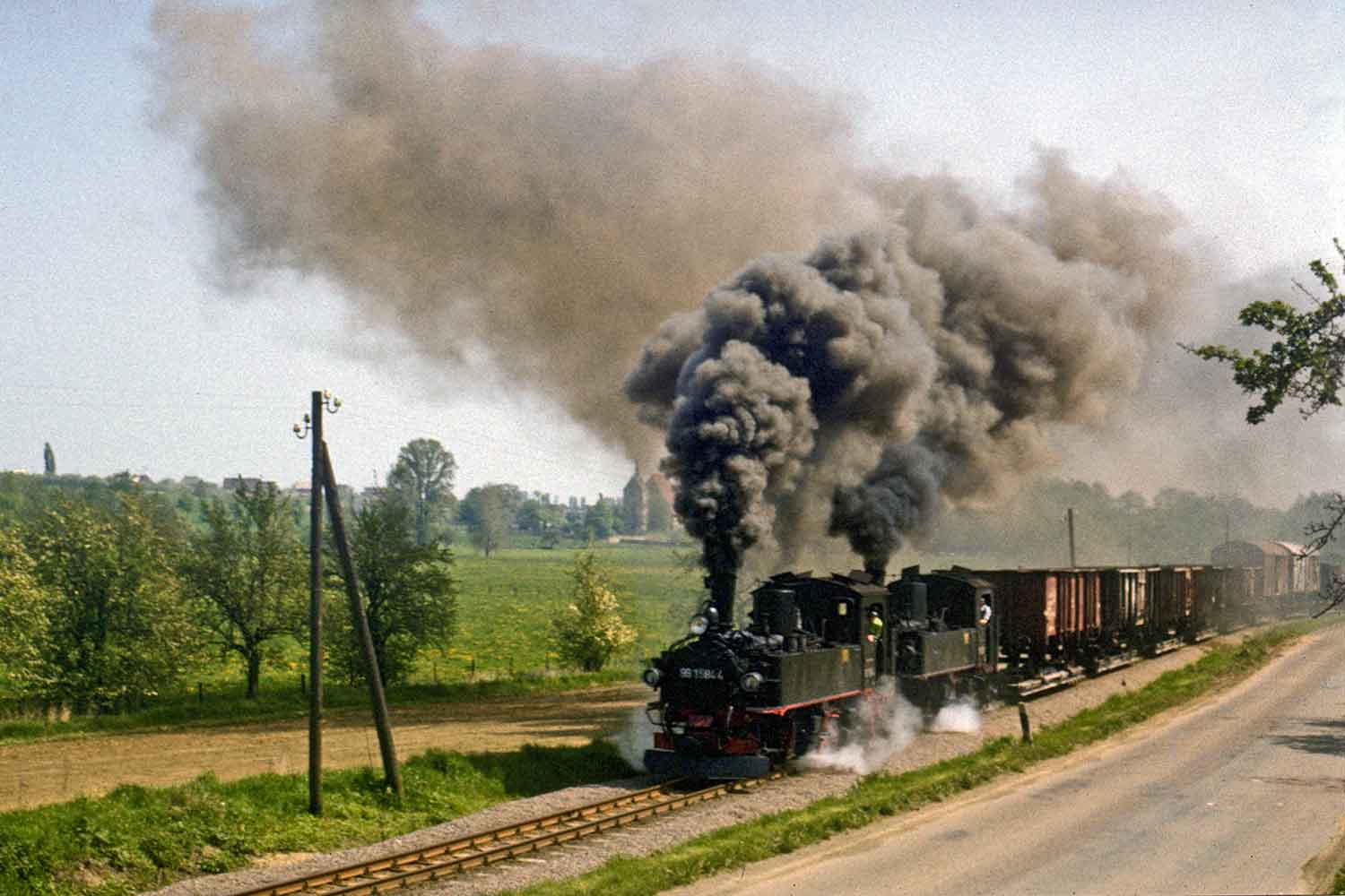 Mit geballter Kraft vor Güterzug durch Nebitzschen Dampfzug in Fahrt