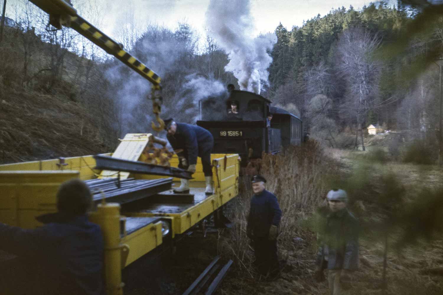 Gleisabbau mit Arbeitszug und 99 1585 Gleisverladung auf Abbauzug