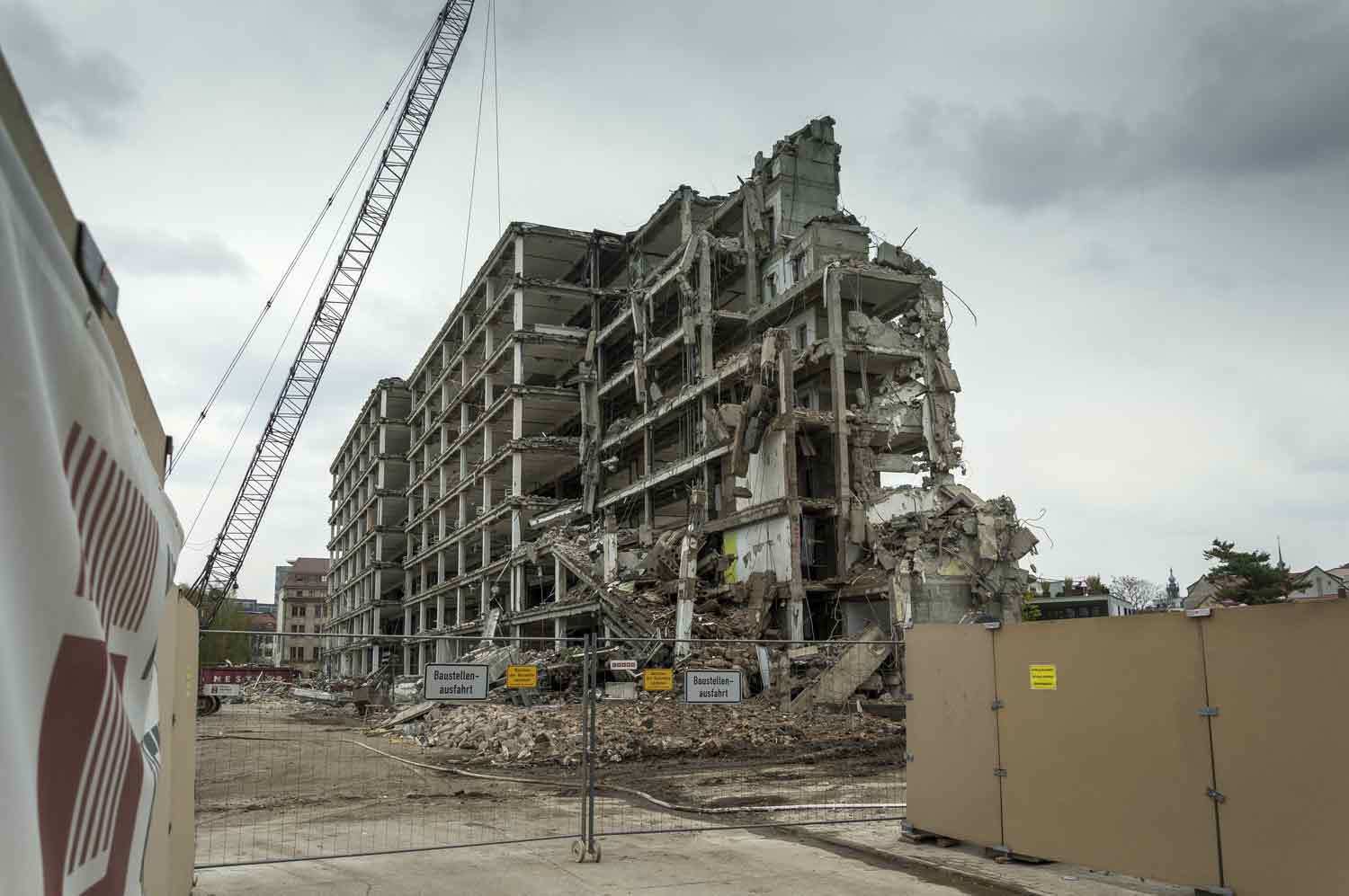 Entkernter Plattenbau-Riegel