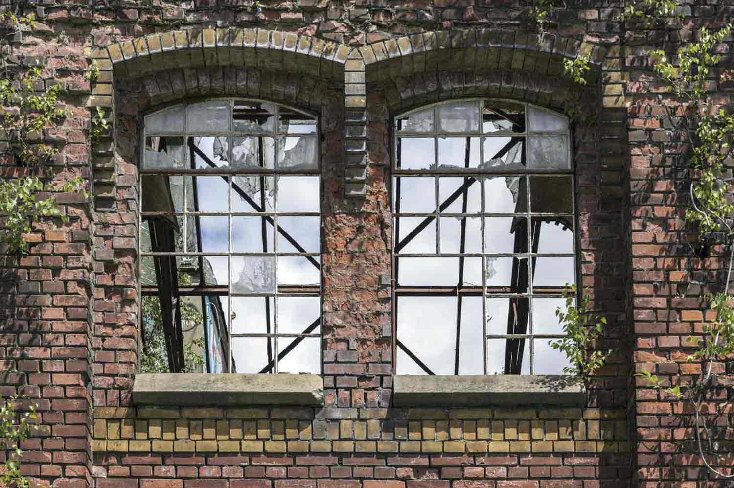 Fabrikfenster in Ruine