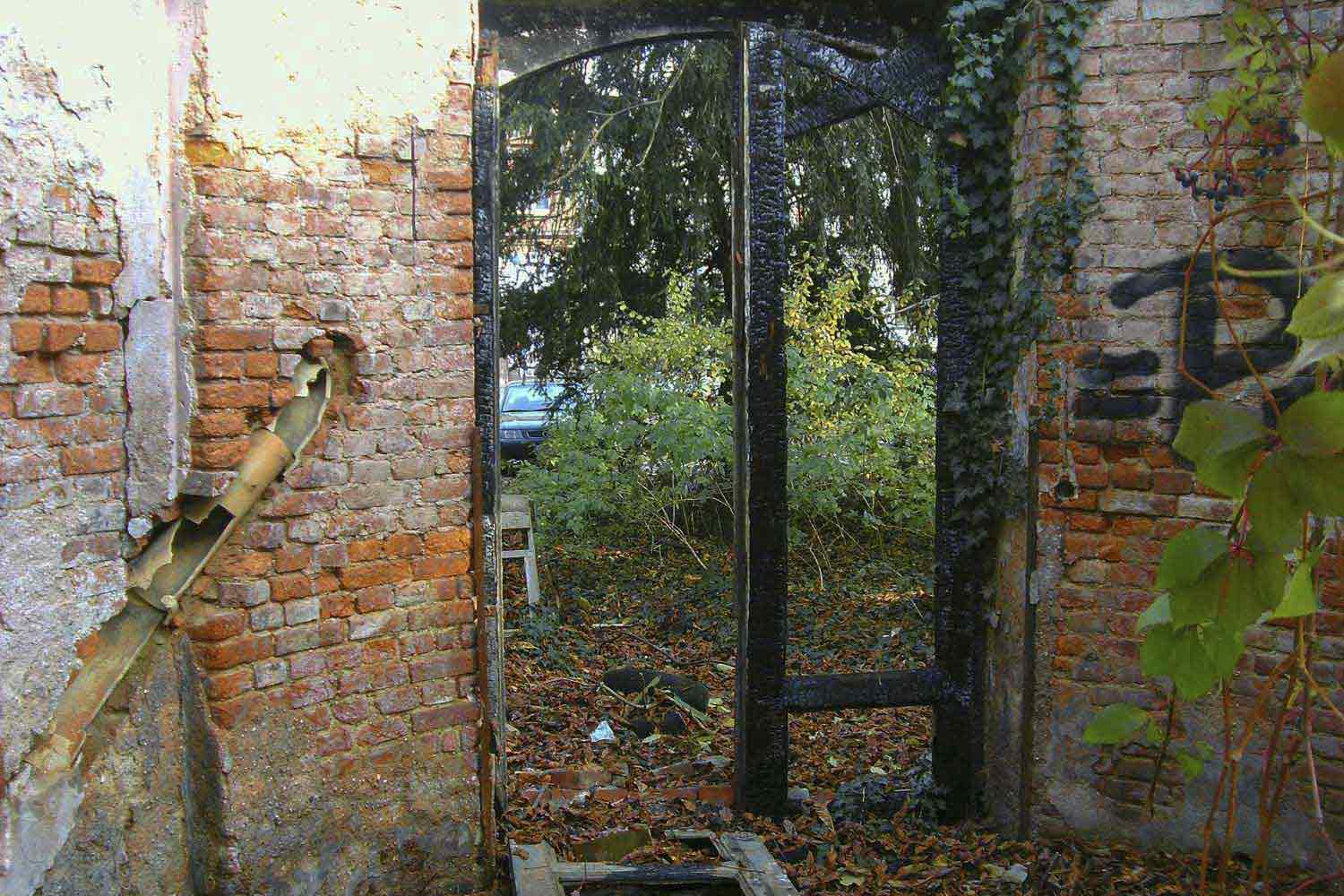 Verkohlte Türreste an der Ruine einer Hinterhaus-Remise Verkohlte Türreste