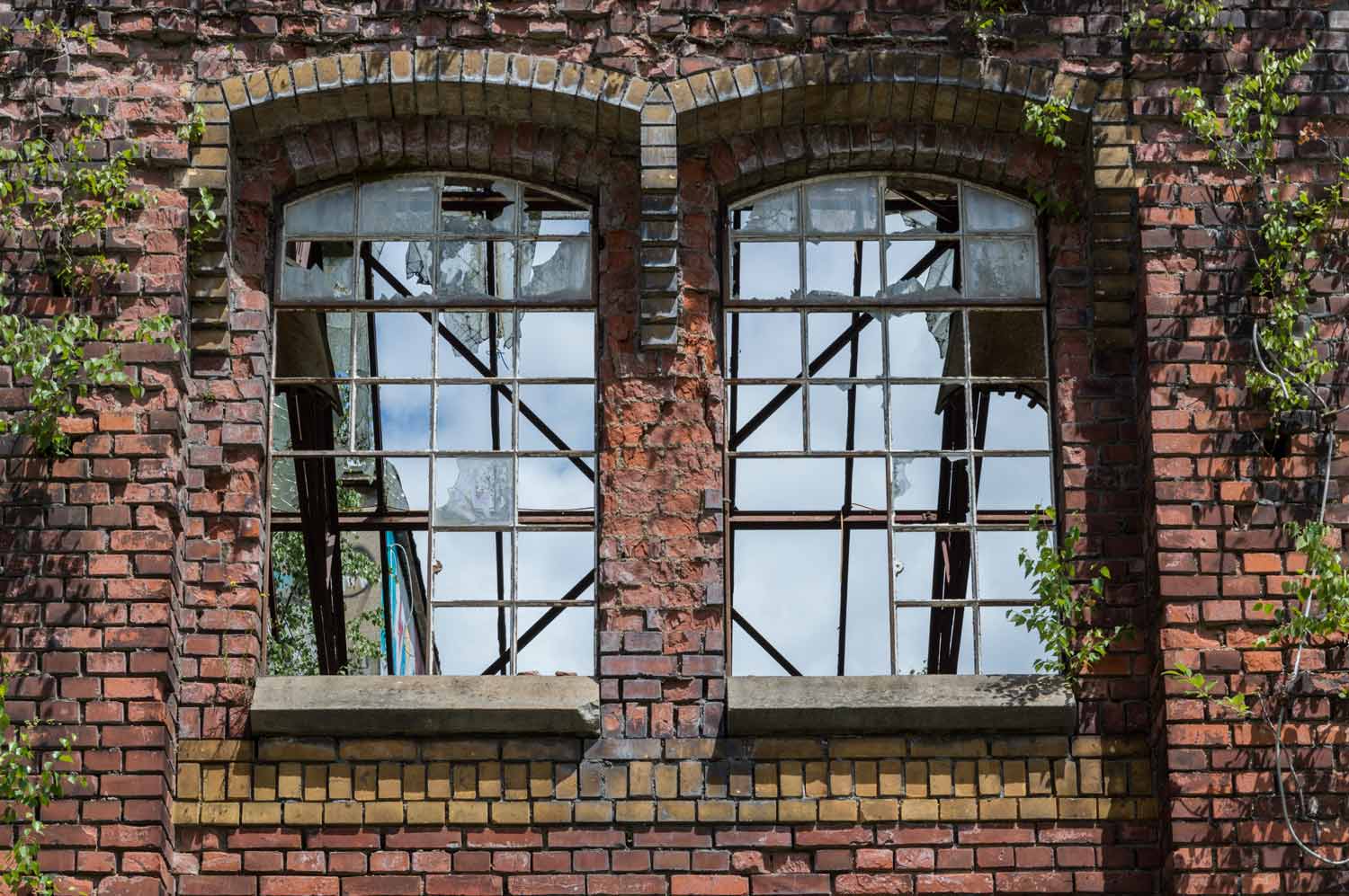 Fensterfront in Ruine