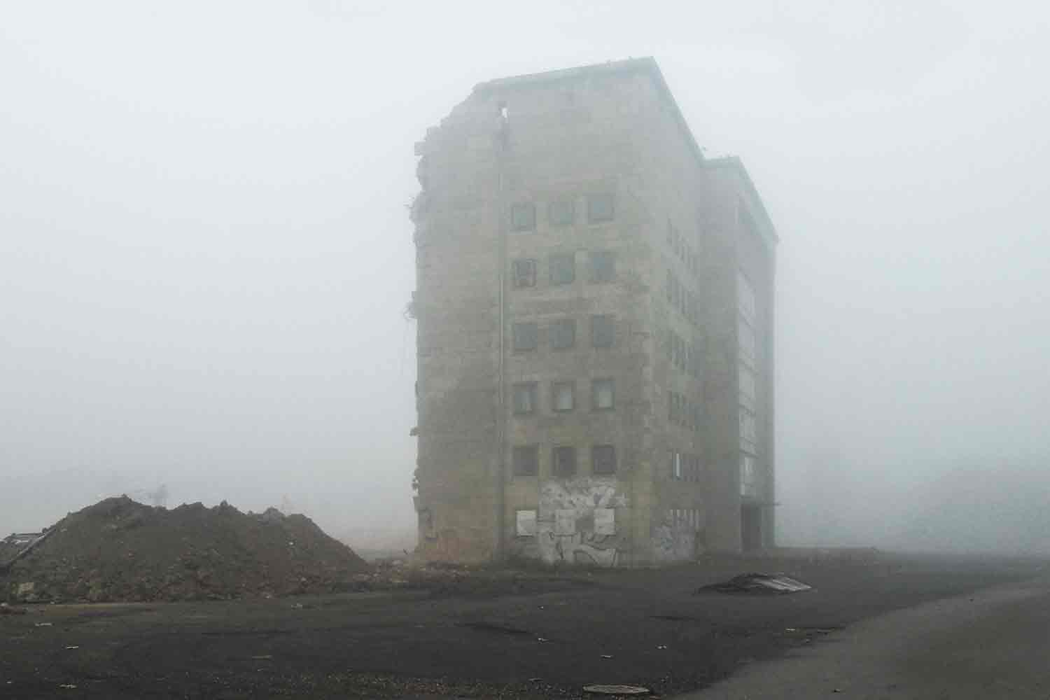 Denkmalgeschützte Reste einer Messehalle aus den 1930er Jahren Hausrest im Nebel
