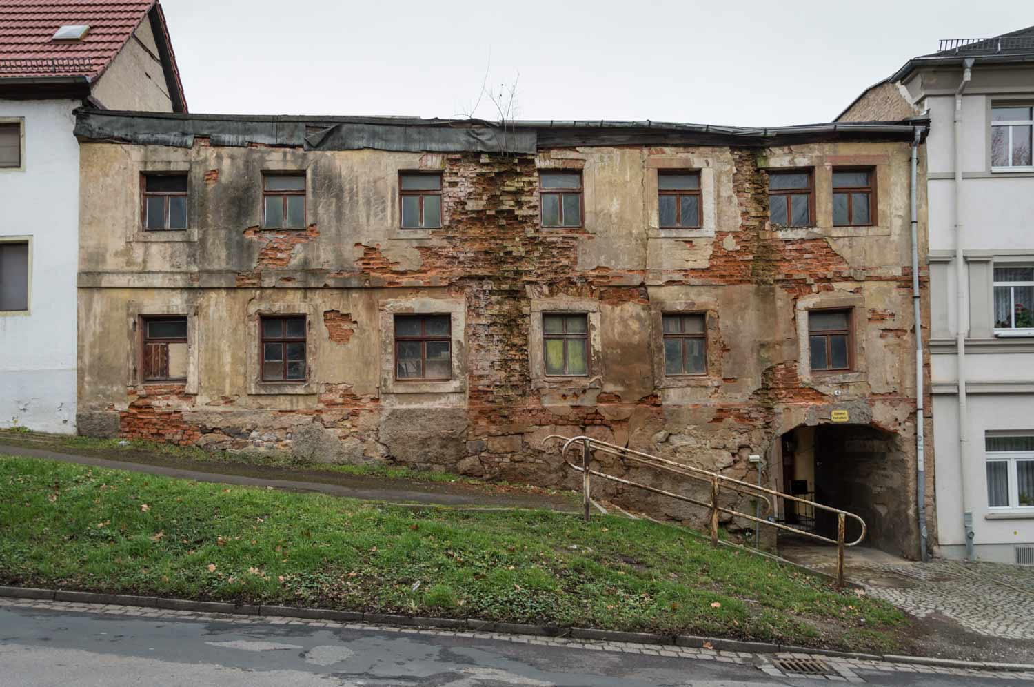 Verfallenes Haus inmitten einer Straßenzeile in Altenburg Verfallenes Haus in Straßenzeile