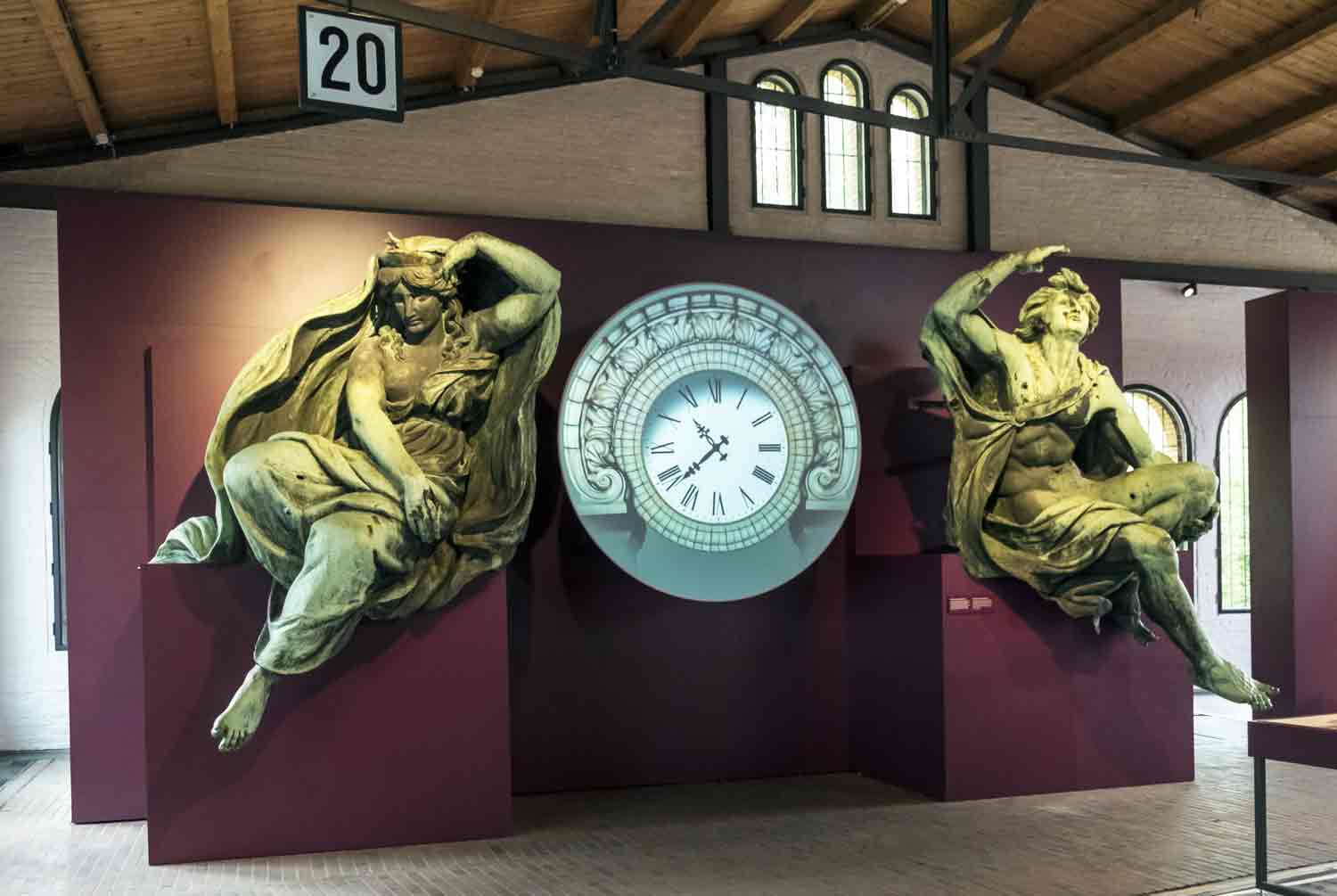 Von Ludwig Bruno geschaffene allegorische Figuren von Tag und Nacht Portikus-Figuren im Museum