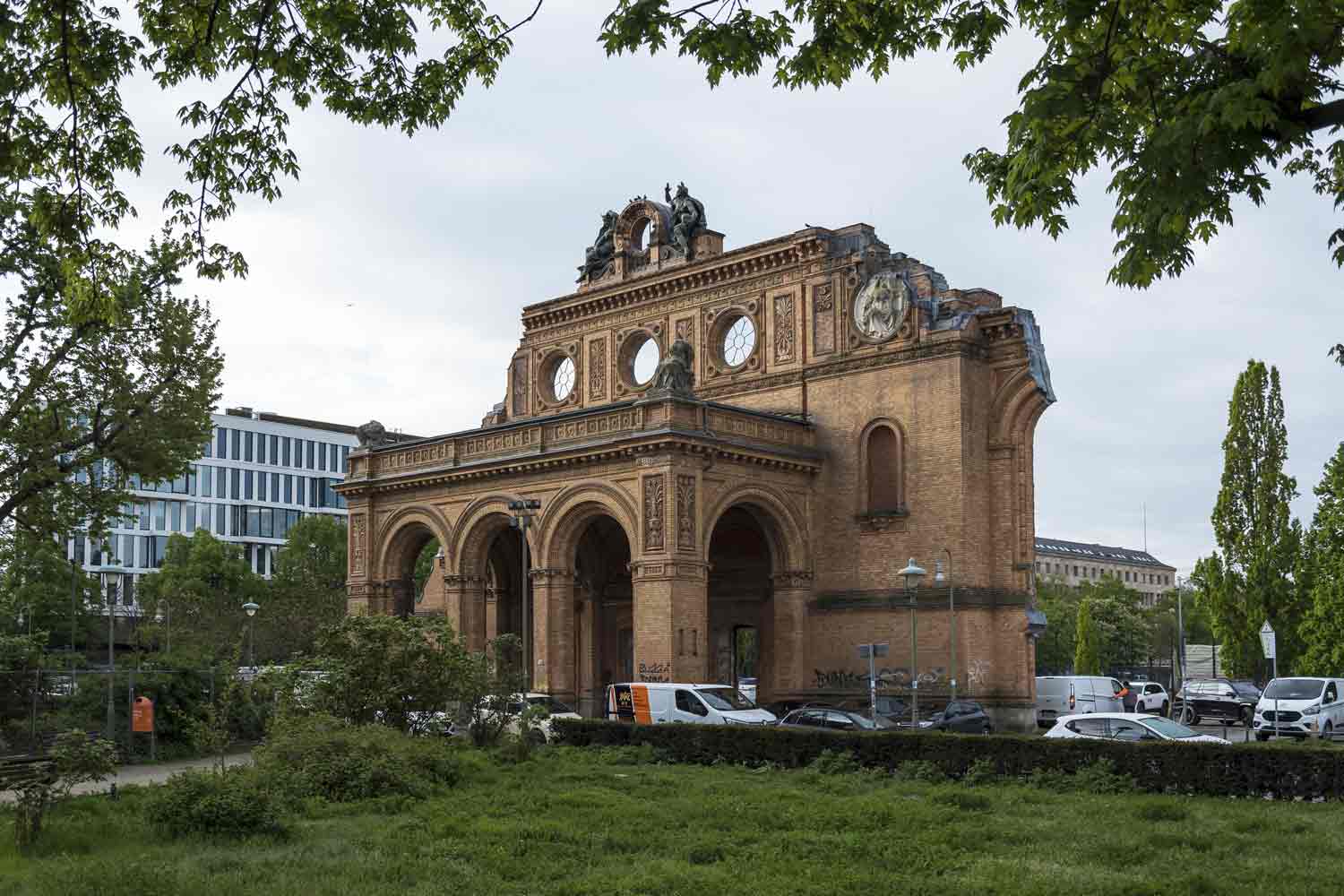 Mit radikalen Einschnitten verschwand alte Infrastruktur des Bahnknotens Neues Gleis quer durch Bahnhof