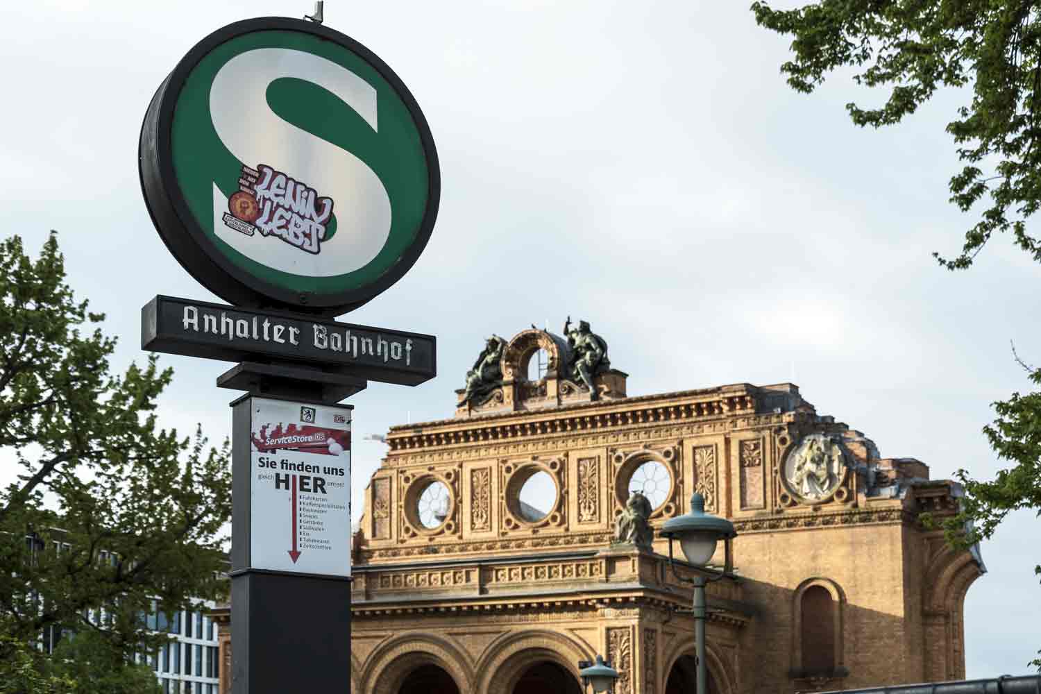 Seit 1939 gibt es die S-Bahn-Station Anhalter Bahnhof Portikus hinter S-Bahn-Schild