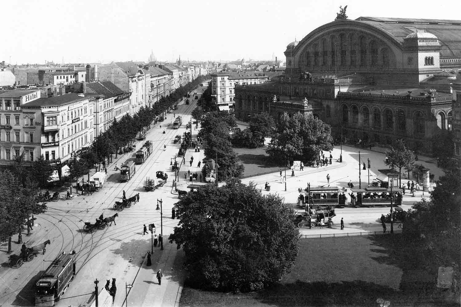 Der Askanische Platz in einer historischen Aufnahme von
Waldemar Franz Hermann Titzenthaler Der Anhalter Bahnhof 1910