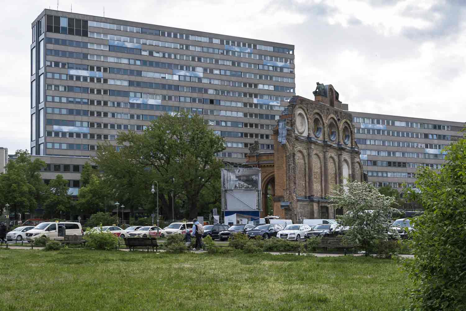 Die Rückansicht der Portikus-Ruine vor den Gebäudeklötzen in der Möckernschen Straße Portikusrest vor Zweckbebauung