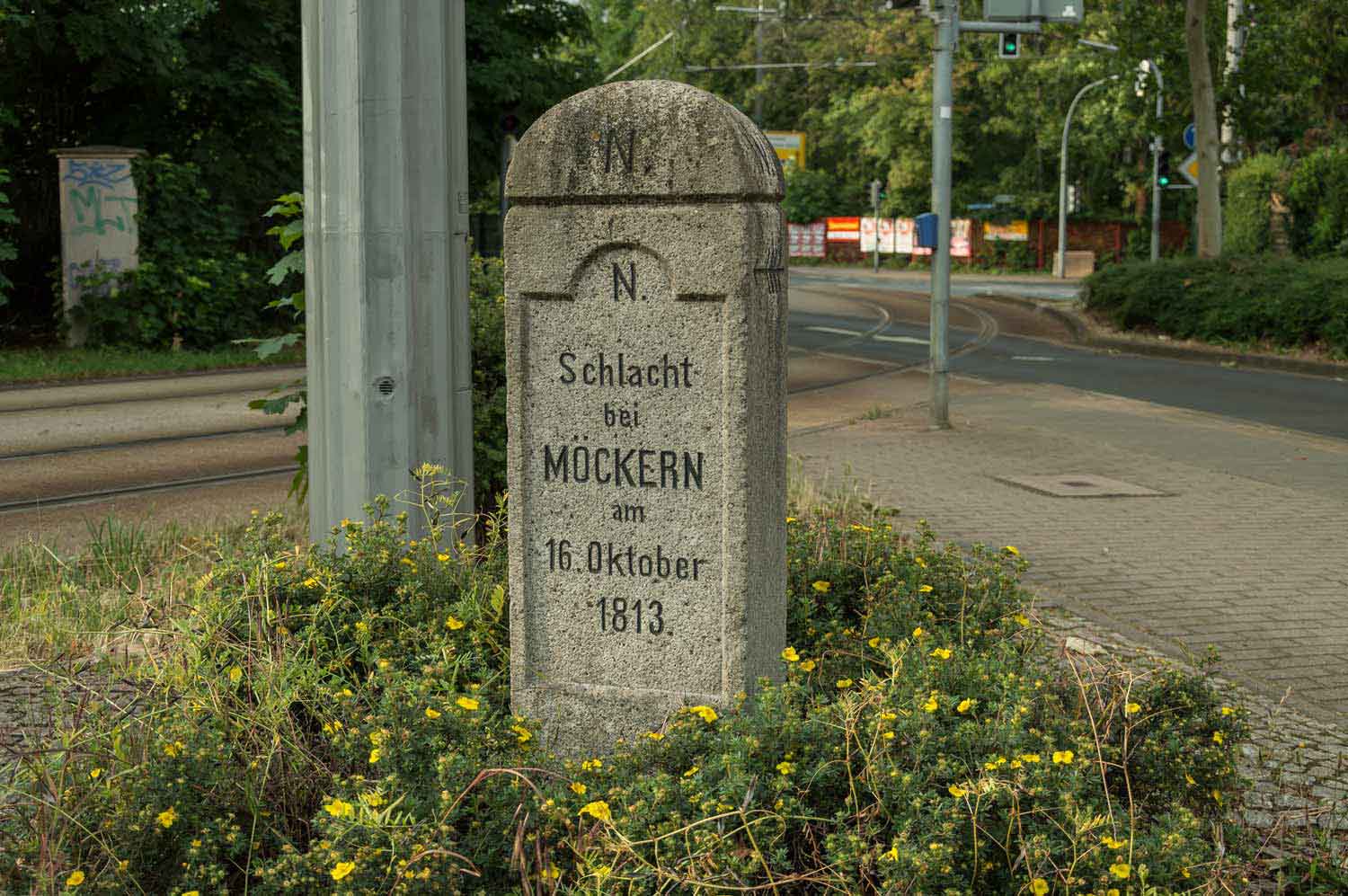 In Wiederitzsch und anderswo im Stadtgebiet informieren Apelsteine über die Völkerschlacht Apelstein
