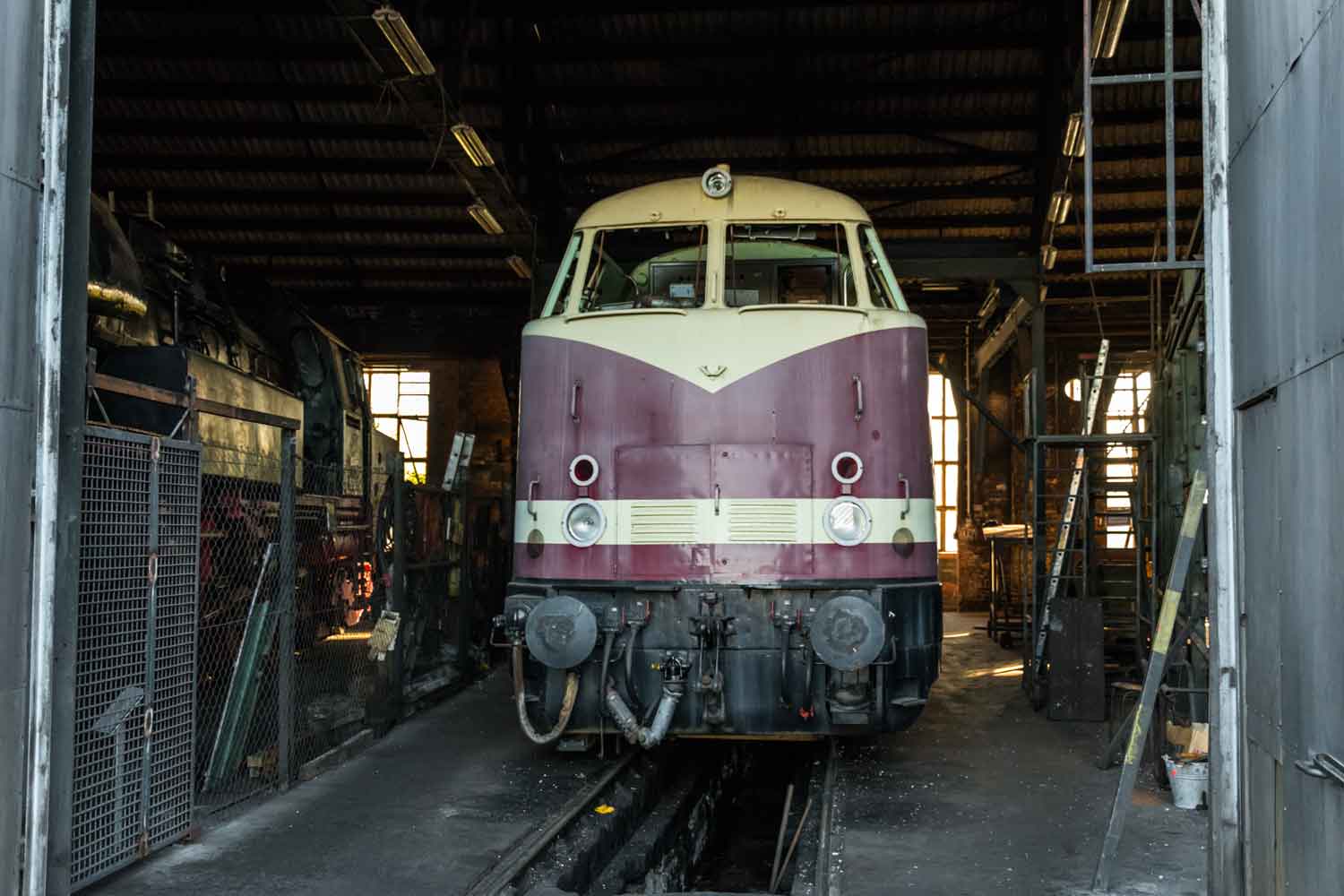 118 314 der Dampfbahnfreunde mittlerer Rennsteig 2021 in Arnstadt Diesellok im Schuppen