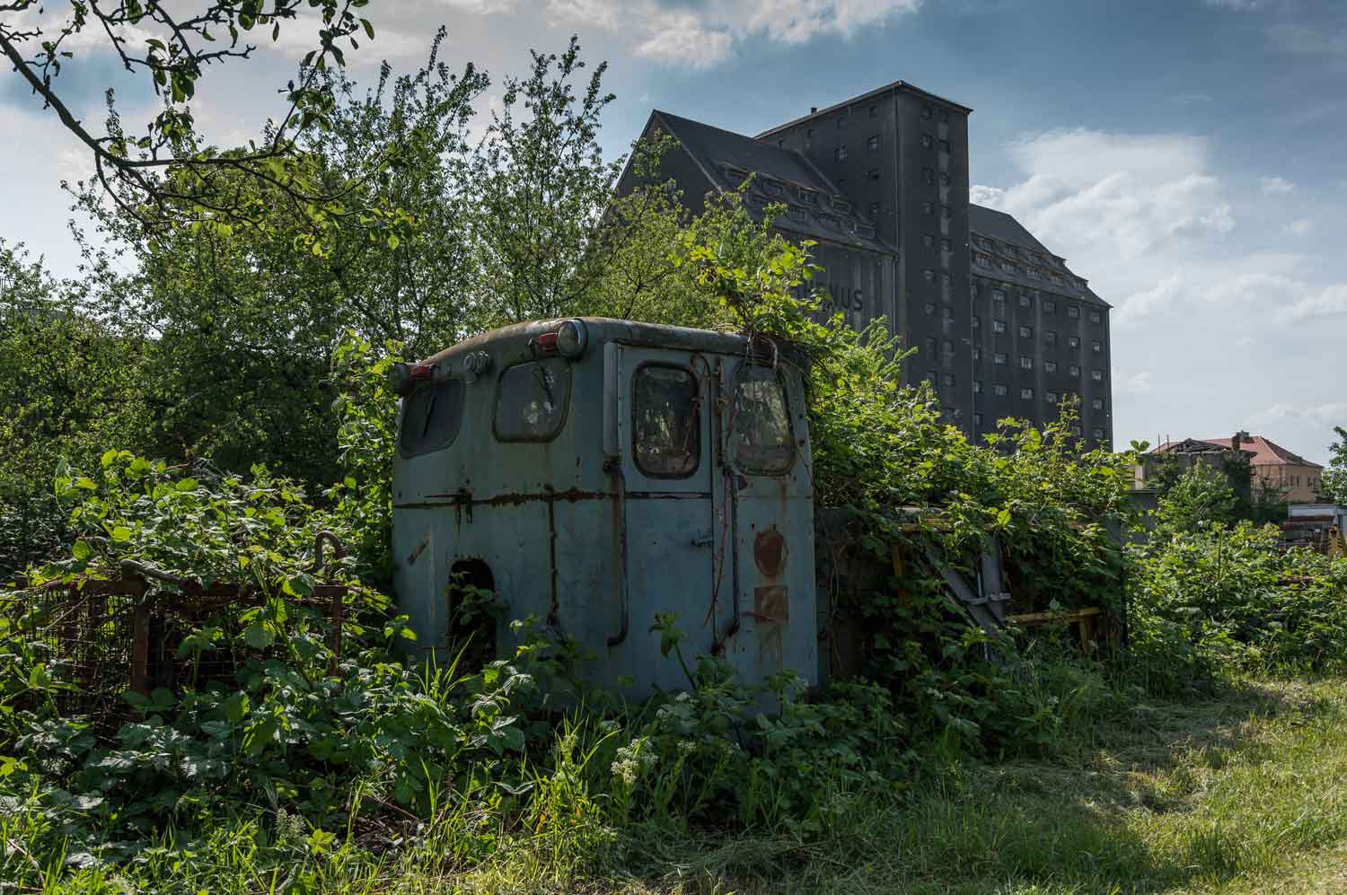 Reste einer V10C stehen im Mai 2019 am Lindenauer Hafen Reste Diesellok in der Vegetation