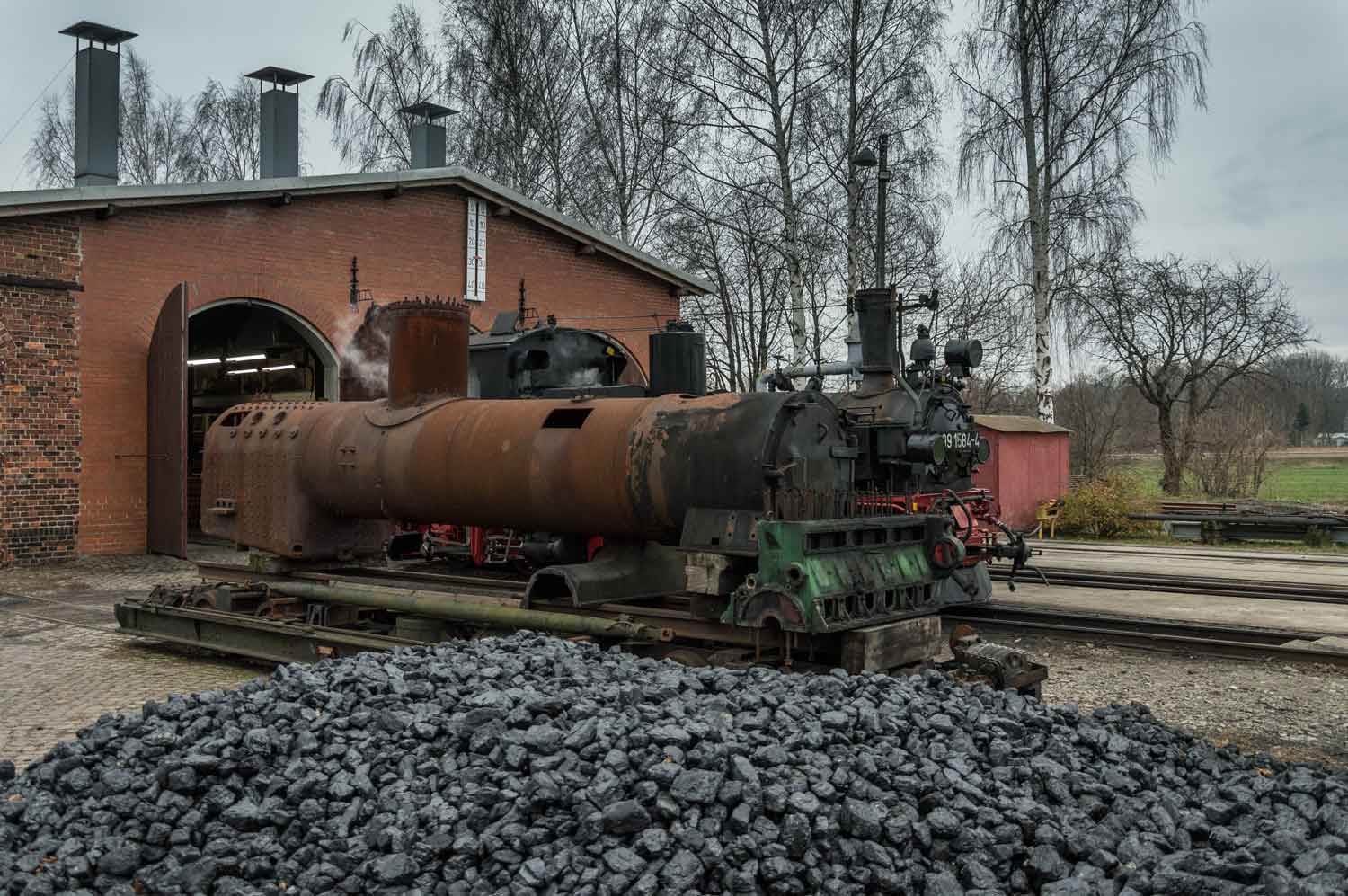 99 584 neben ihrem Altkessel Dampflok neben altem Kessel