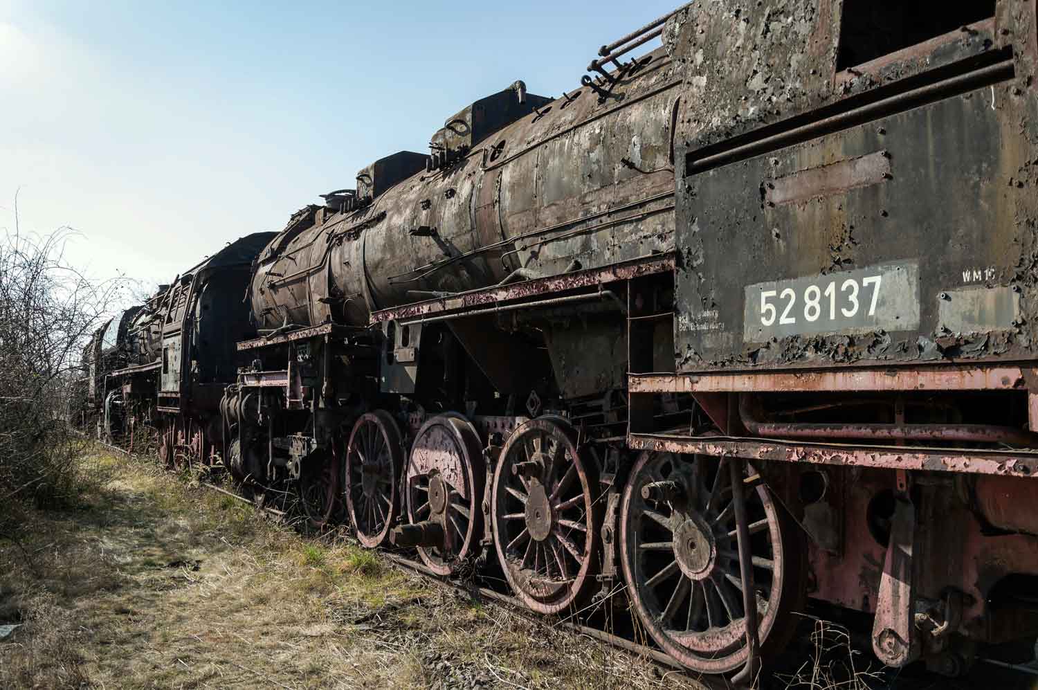 Schrottreihe mit Lok 52 8137 im März 2019 in Staßfurt Schrottloks auf Abstellgleis