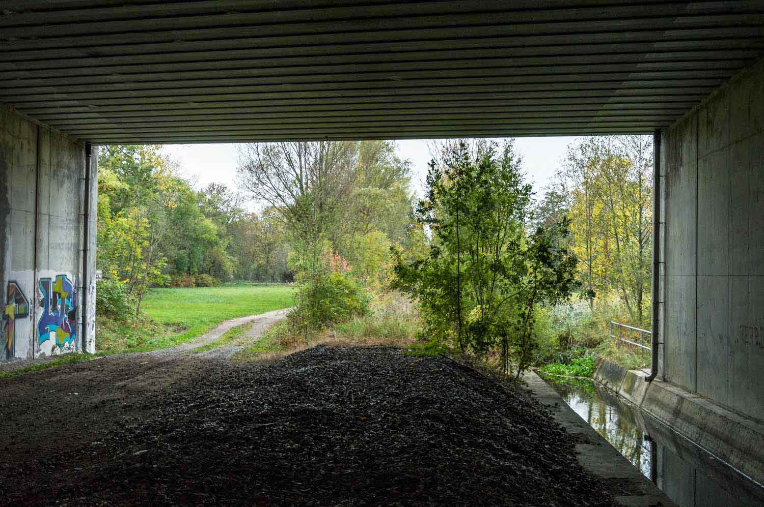 Unter der Autobahnbrücke