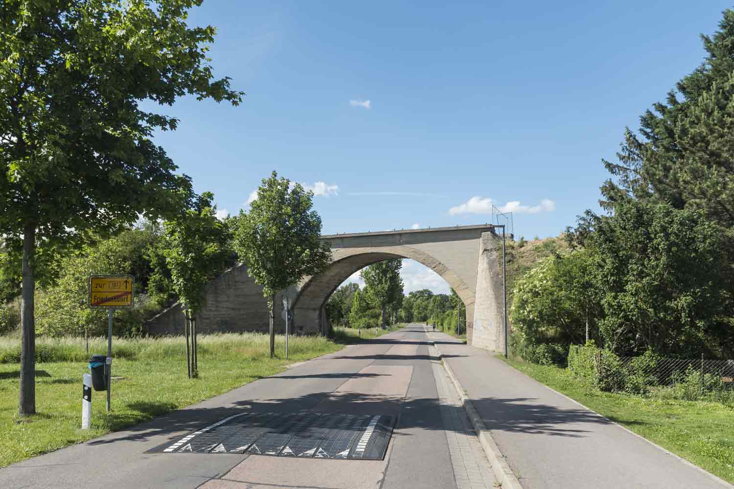 Bahnbrücke über Straße