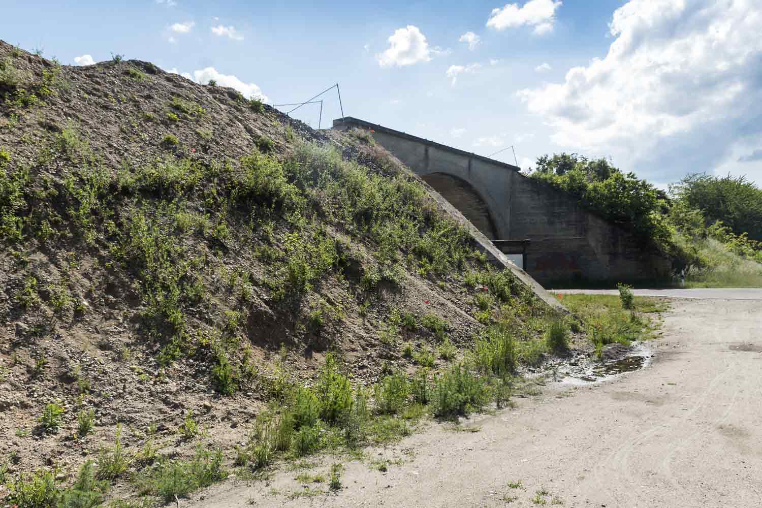 Eisenbahnbrücke mit Damm