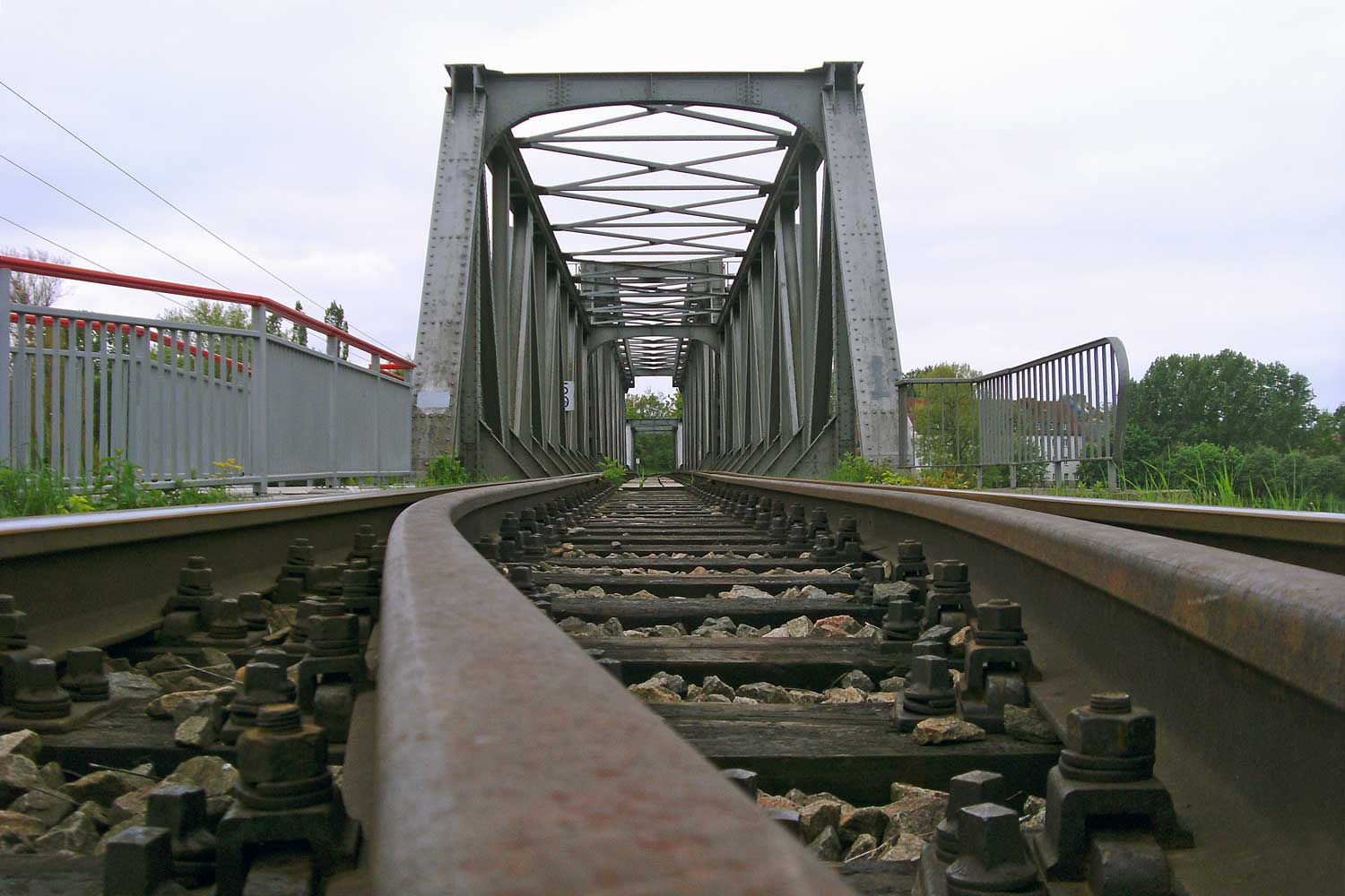 Saalebrücke mit Eisenbahnschienen bei Leuna