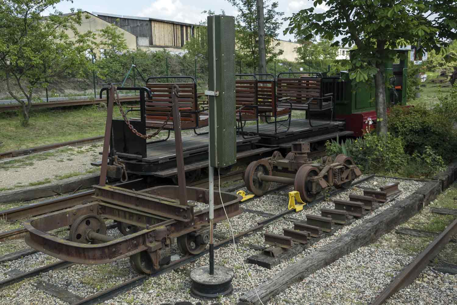 Ein baugleicher Lautsprecher im Feldbahnmuseum Tonsäule im Museum