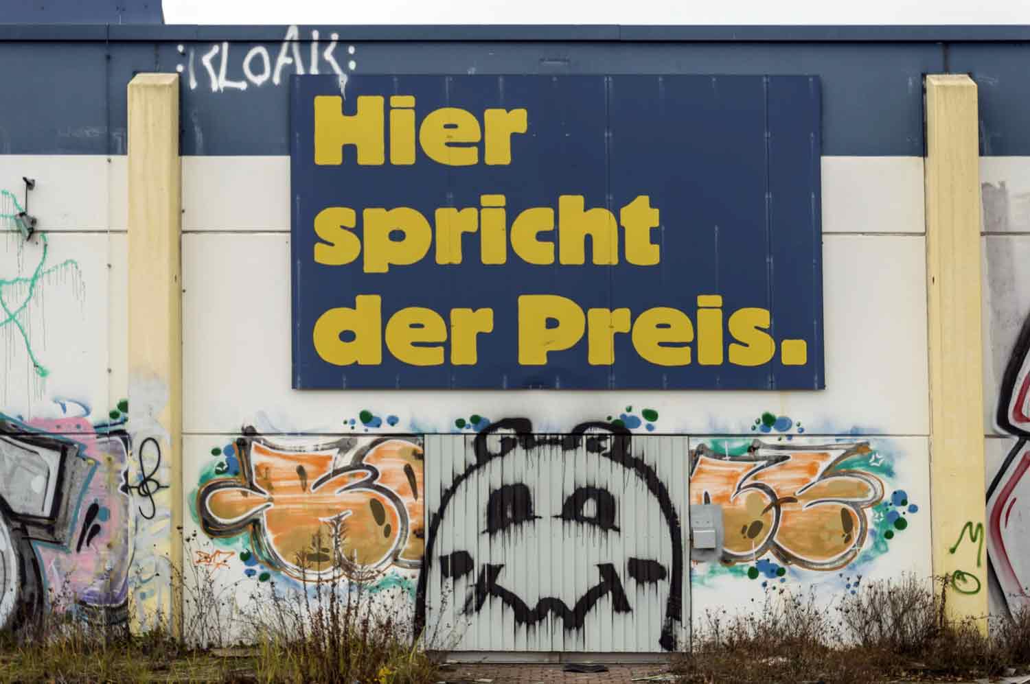 Werbung am geschlossenen Baumarkt