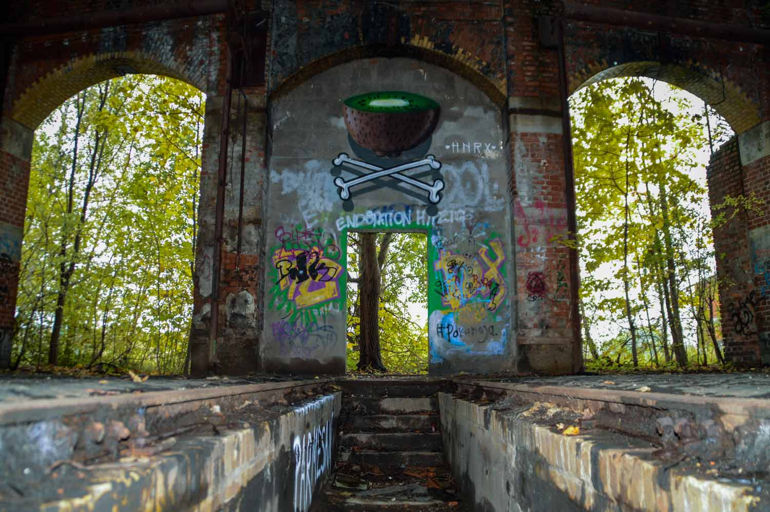 Graffitis an grauen Wänden des Lokschuppens Graffiti an Außenwand