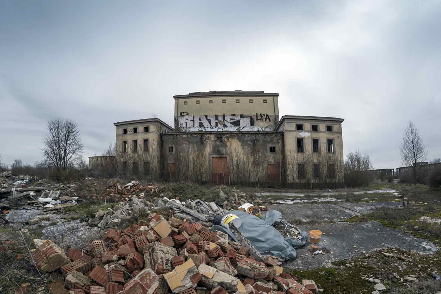 Ruine des Kulturhauses in Buna