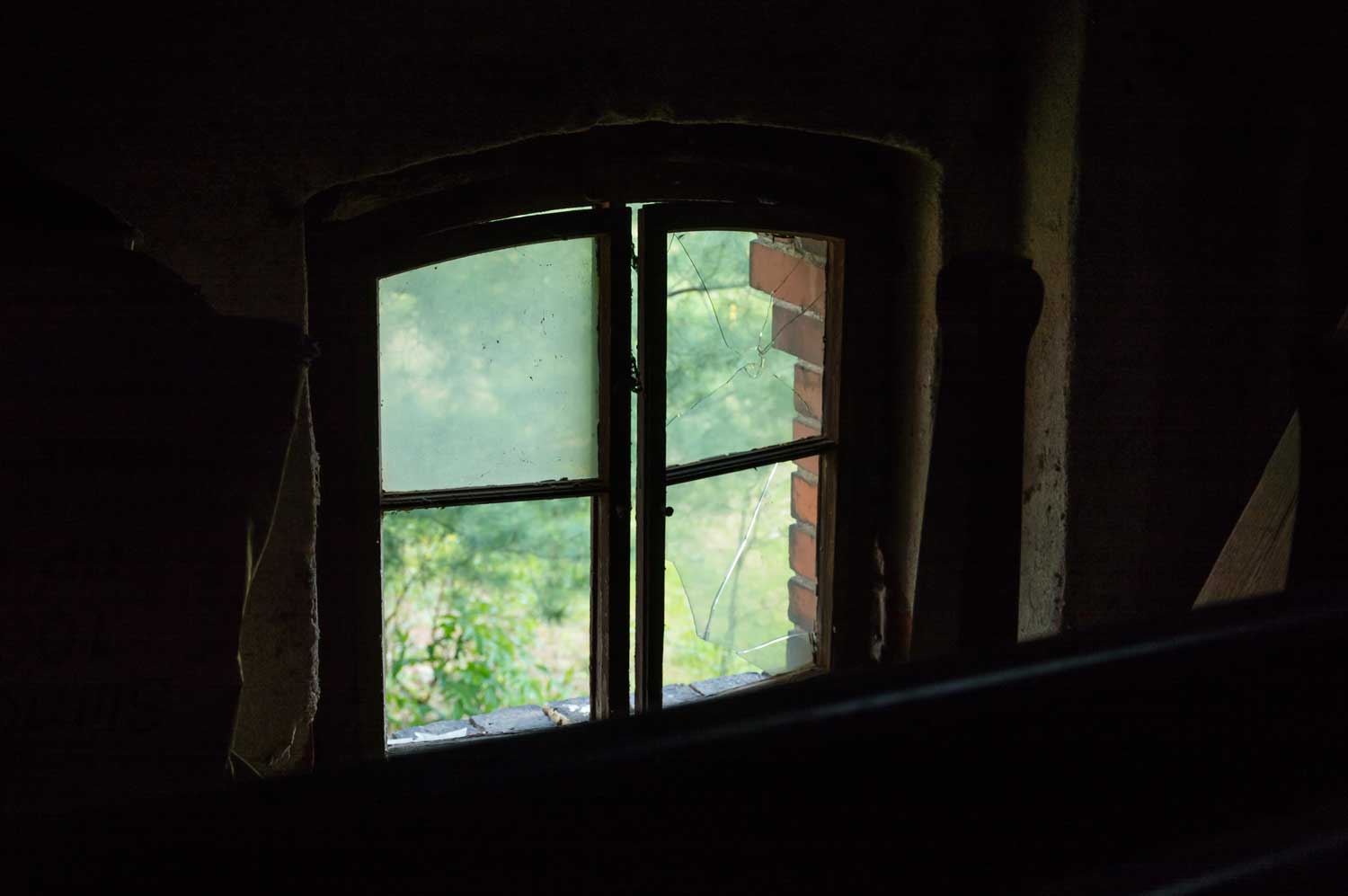 Ein Dachboden-Fenster als Schleuse in der Zeit Dachboden-Fenster