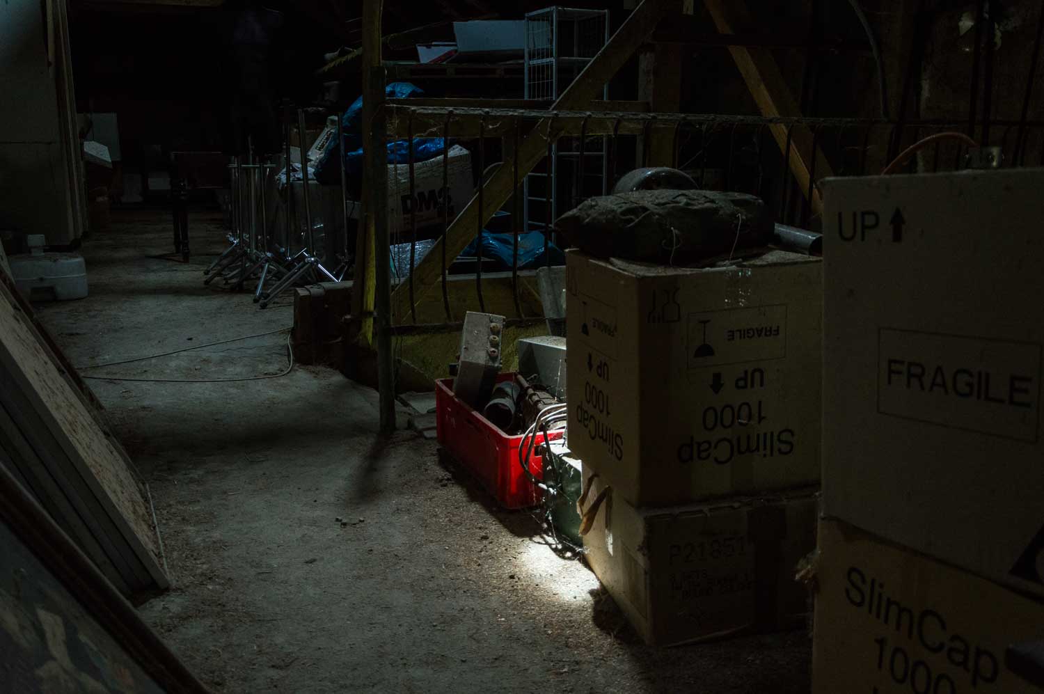 Ein Lichtschein fällt auf das Dachbodeninventar Gegenstände auf Dachboden