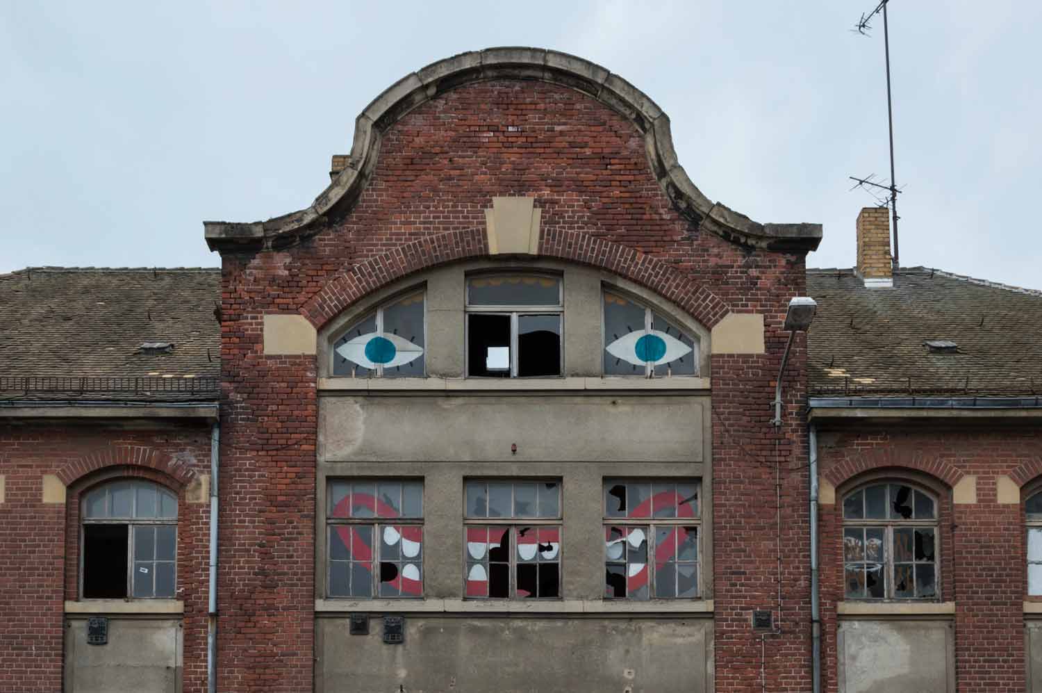 Fassade eines Fabrikgebäudes in Leipzig-Leutzsch Fabrikgebäude mit Gesicht
