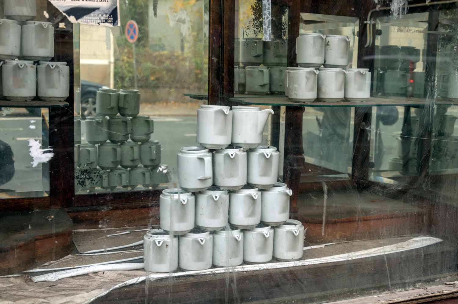 Schaufenster-Dekoration in Görlitz Verstaubte Schaufensterdekoration