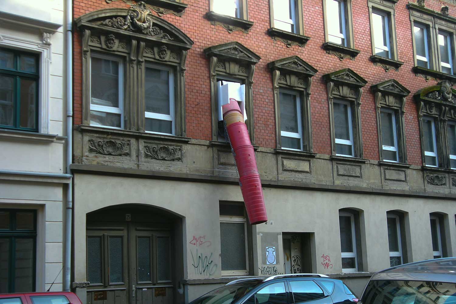 Schuttrutsche bei einer Haussanierung in Plagwitz Schuttrutsche über Auto