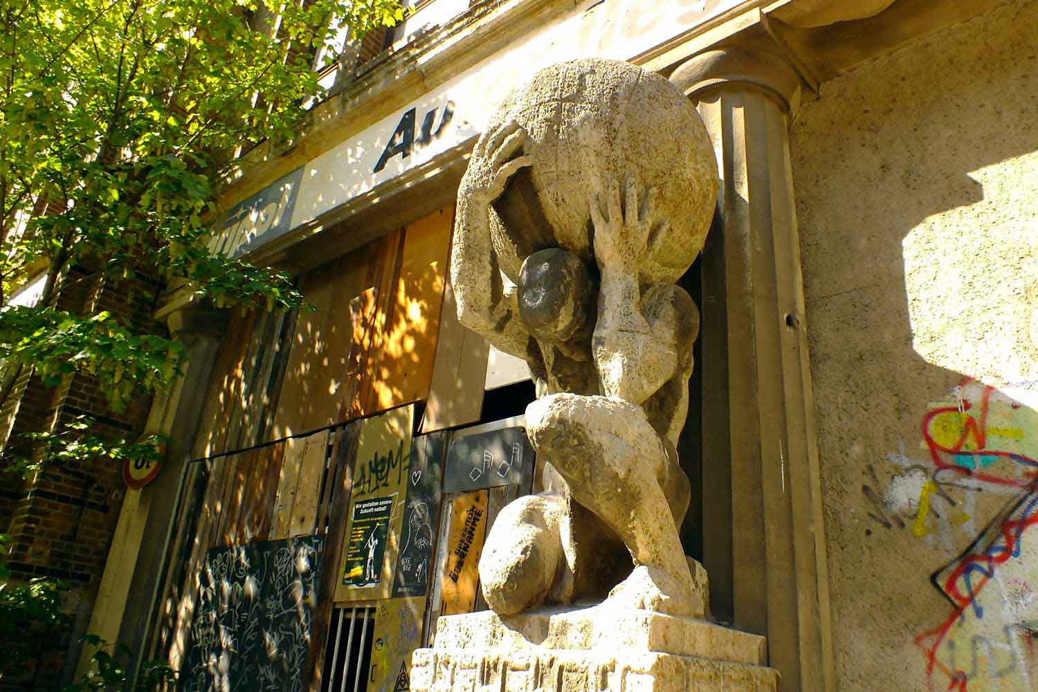 Globus-Statue an Karipol-Industriebrache Statue in Baustelle