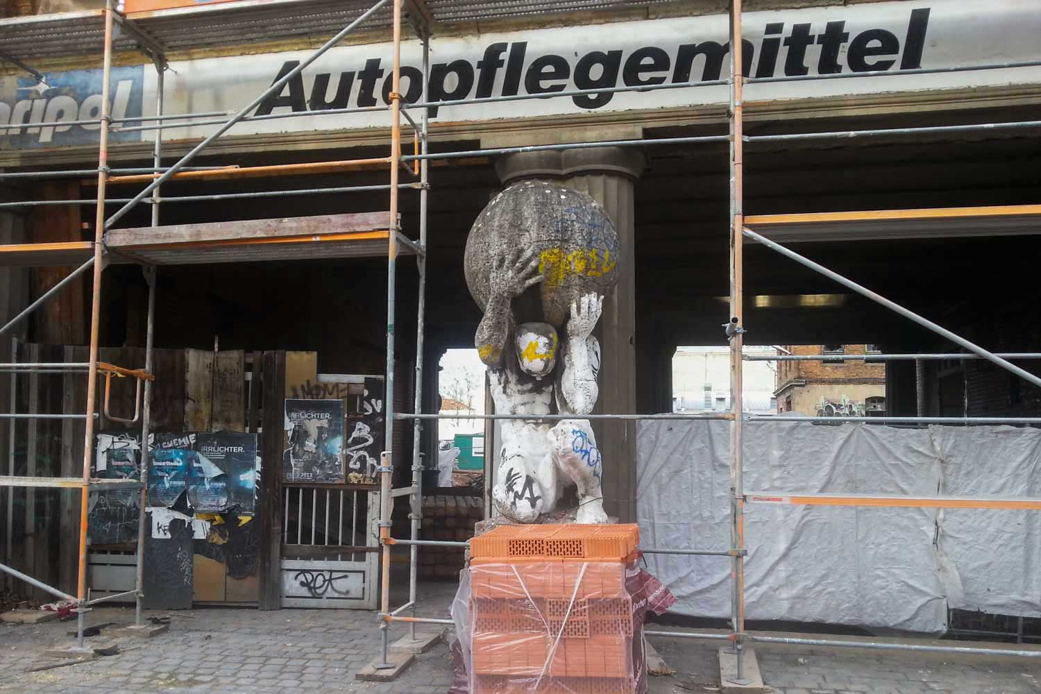 Atlas-Statue in Baustelle