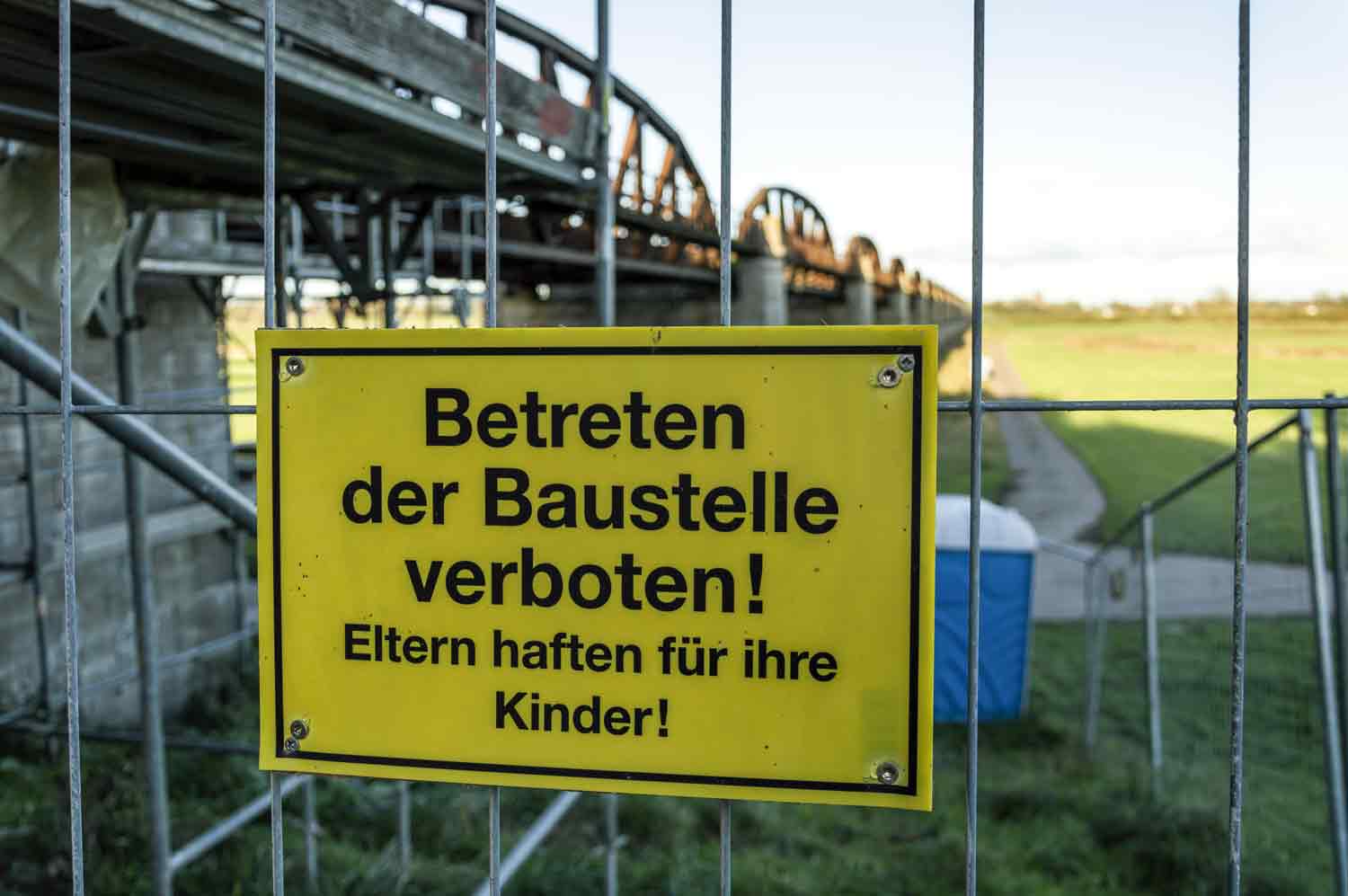 Für acht Millionen Euro wurde die Brückenkonstruktion saniert Schild am Bauzaun