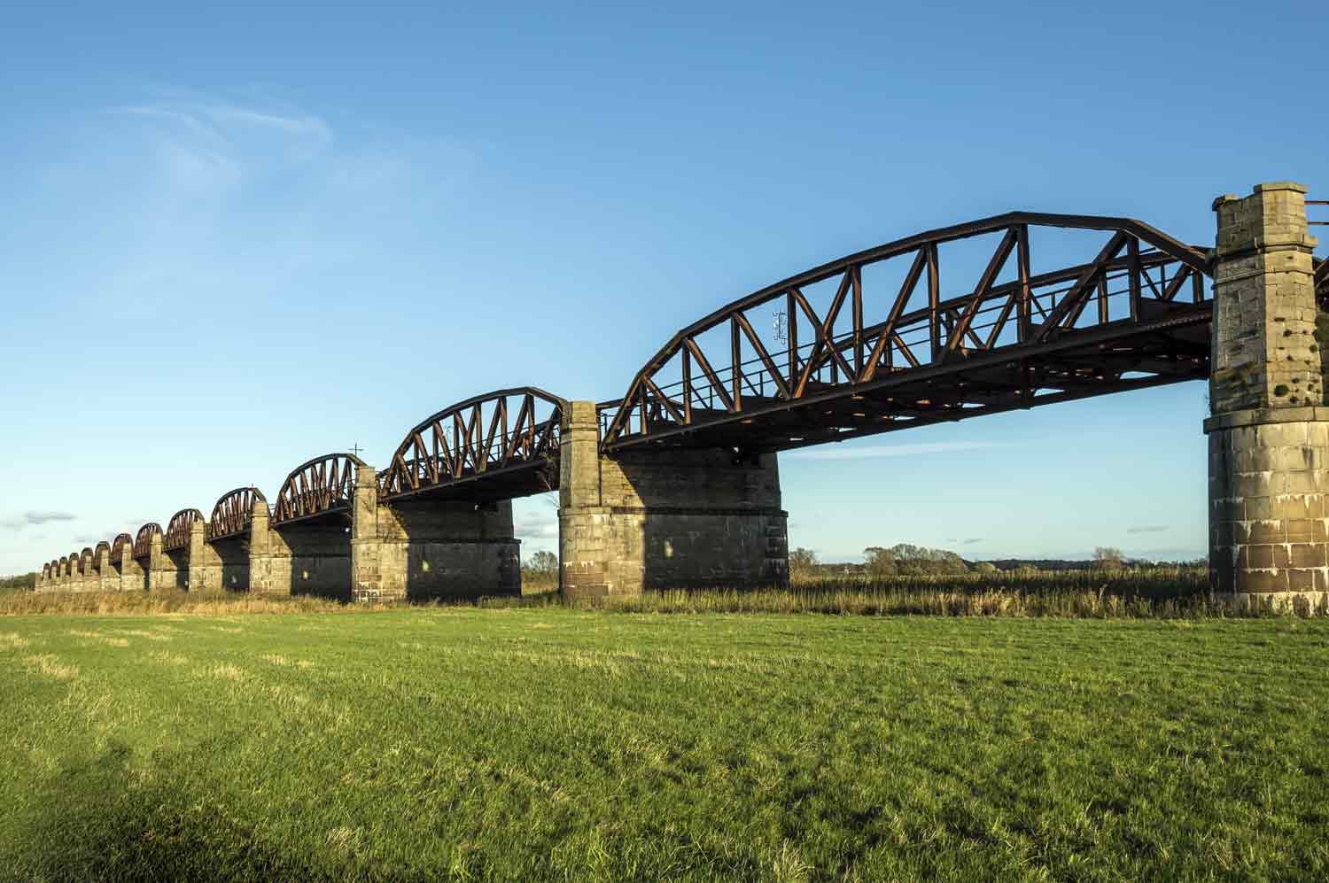 Insgesamt 16 der Flutöffnungen sind erhalten geblieben Brücke über die Elbaue