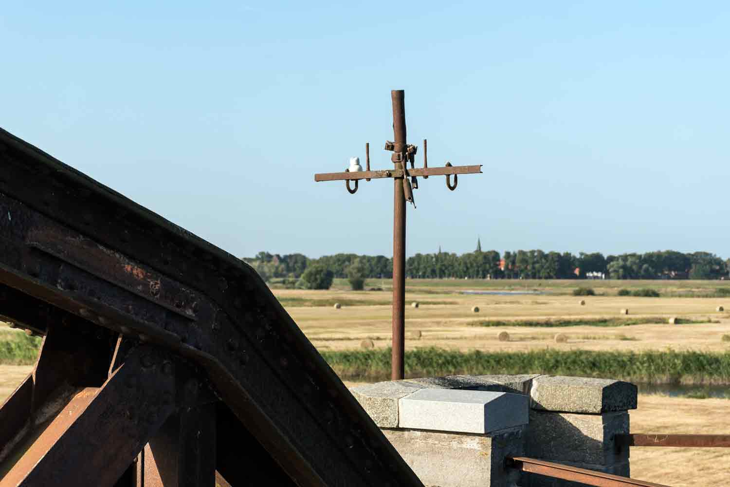 Reste einer Telegrafenleitung auf der Brückenruine Zerstörte Telegrafenleitung
