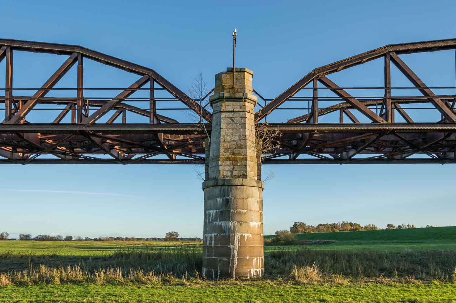 Auch als Ruine blieb die Brücke eine Landmarke in der Elbaue Brückenpfeiler Dömitz