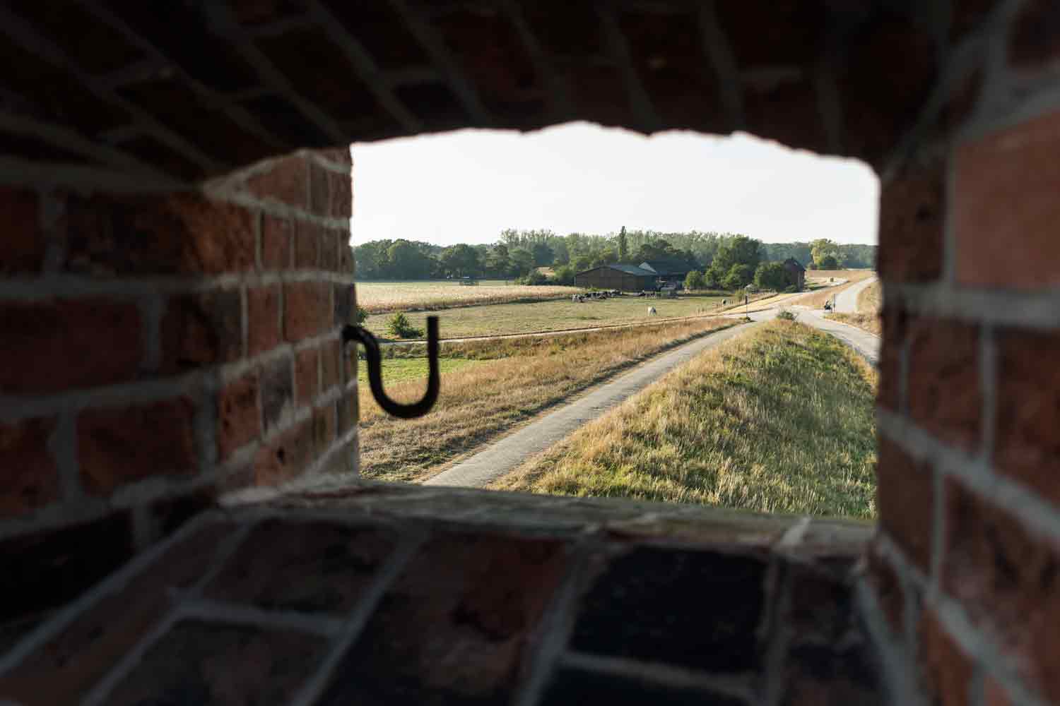 Blick durch Schießscharte auf die Elbaue Blick durch Schießscharte