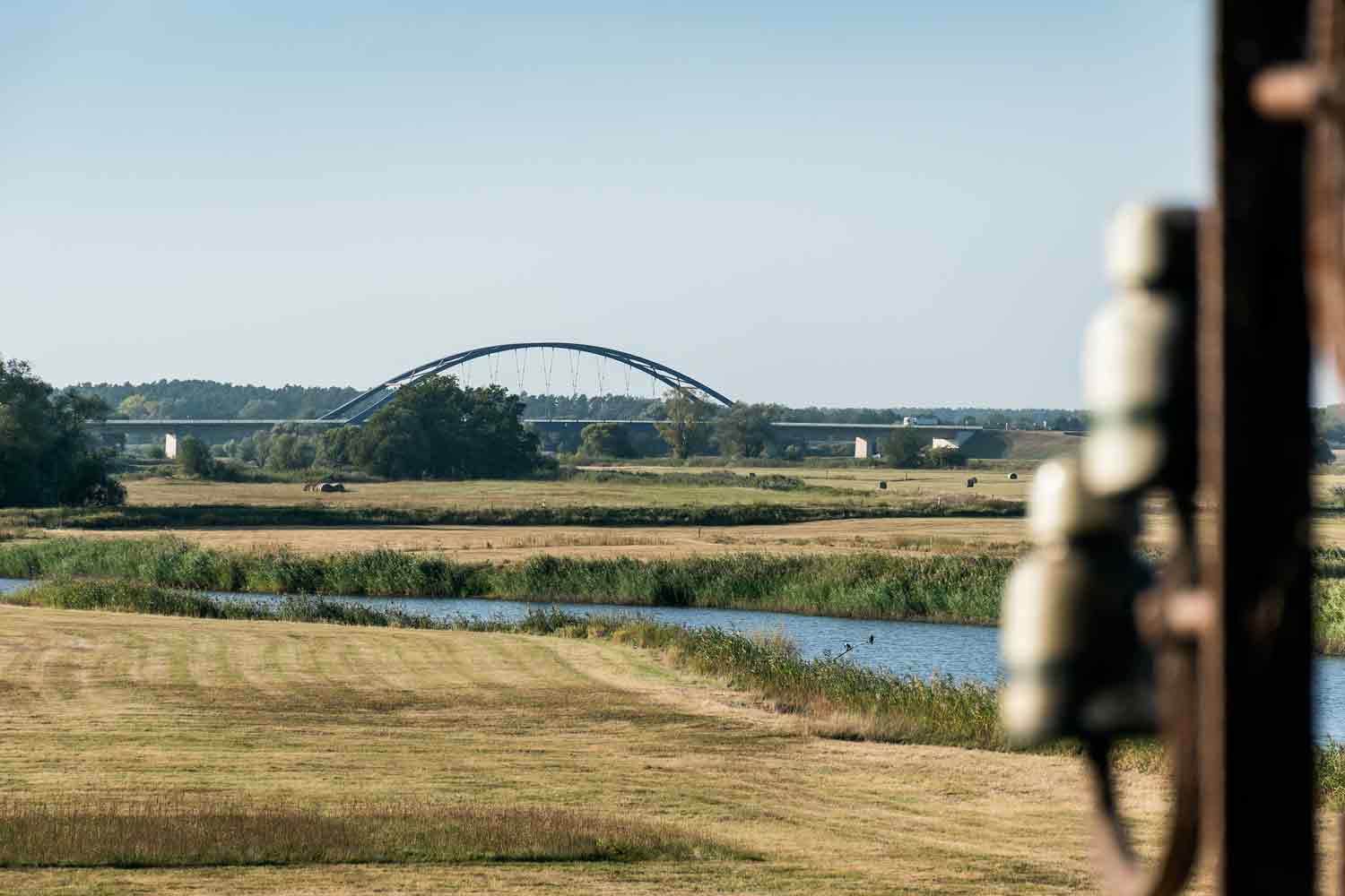 Blick zur Straßenbrücke über die Elbaue Straßenbrücke Dömitz