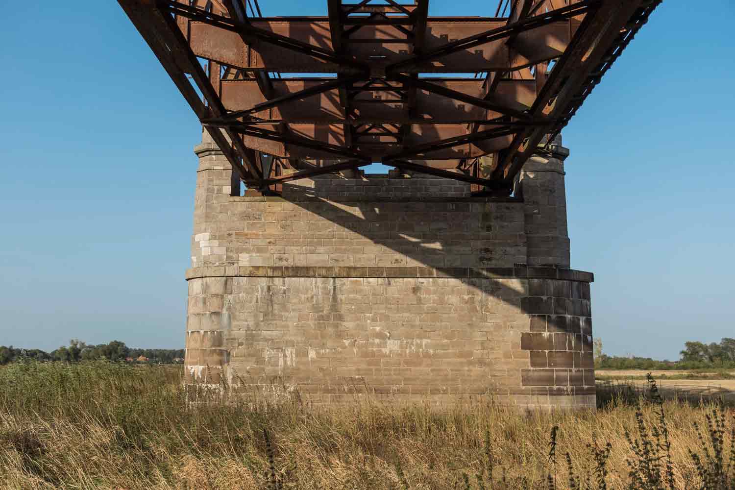 Ruine der Eisenbahnbrücke