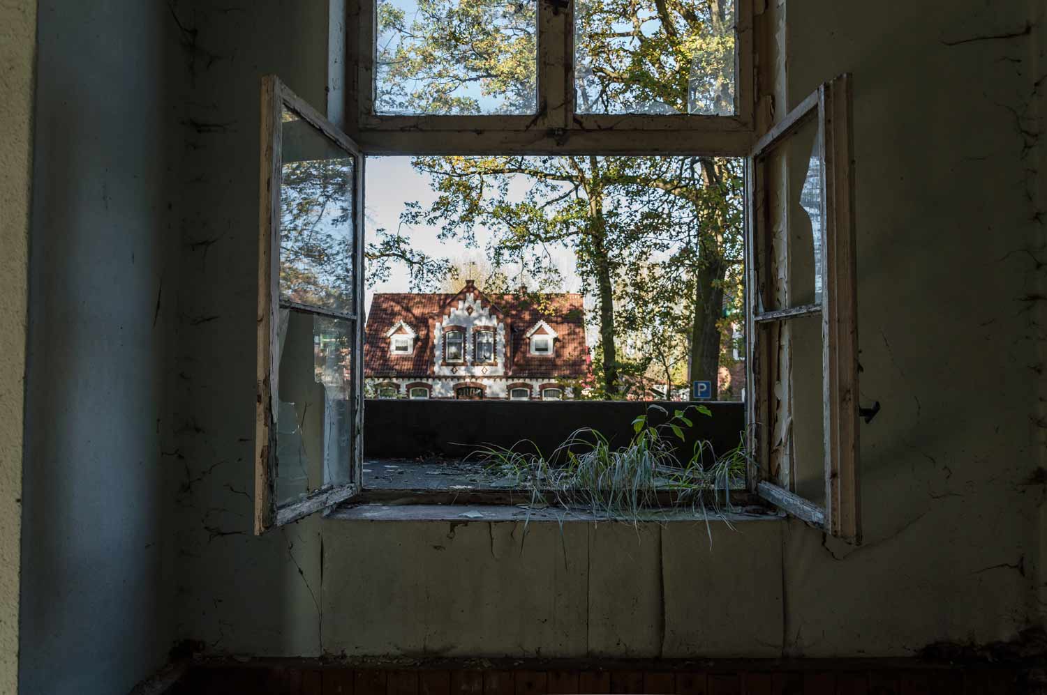 Fenster der Gaststätte im ehemaligen Bahnhof Dömitz Bahnhofsfenster
