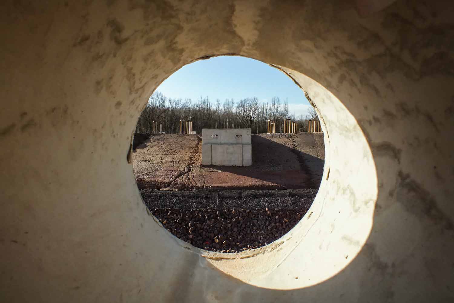 Durchblick an Baustelle beim Umbau des Lindenauer Hafens Durchblick Betonelement