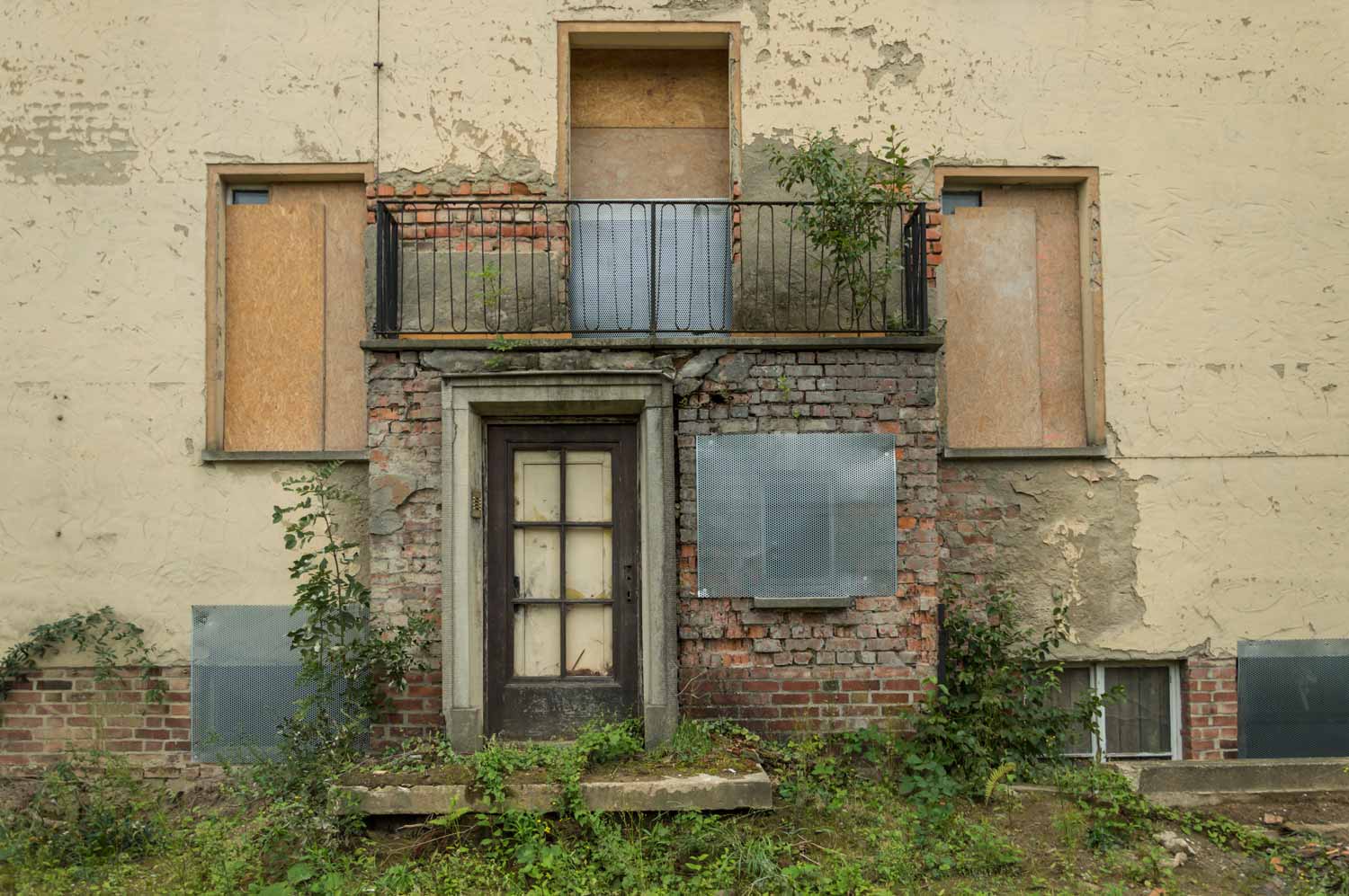 Verschlossene Fenster und Tür