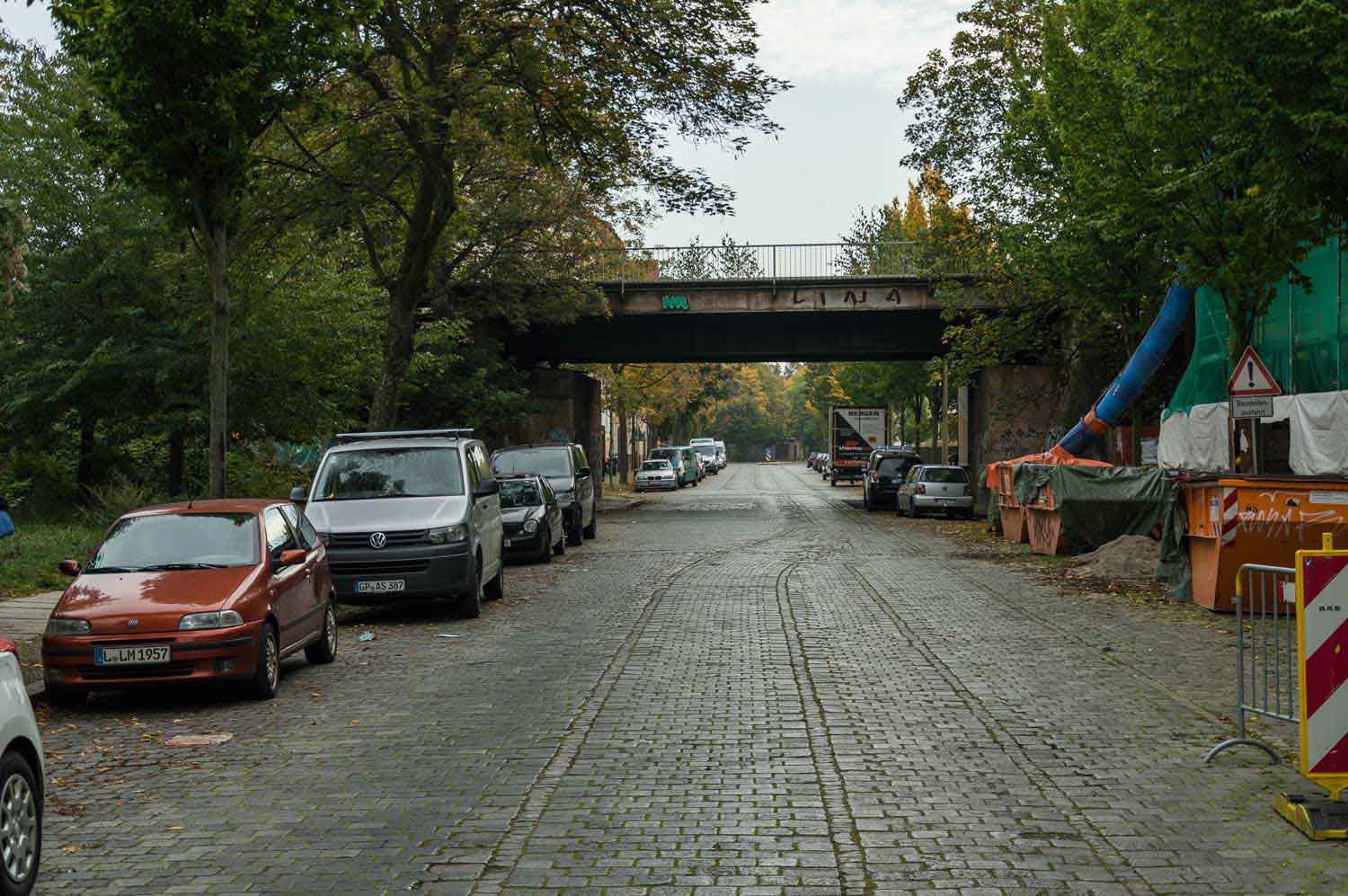 Straße mit Gleisresten