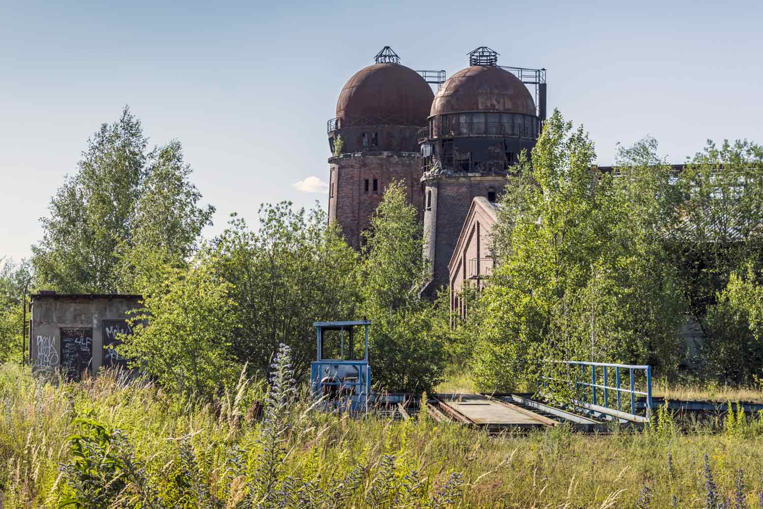 Zwei Wasserturm-Ruinen